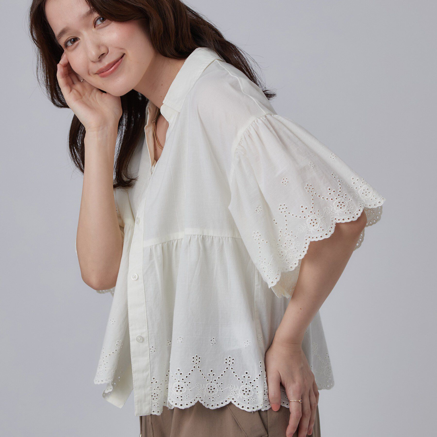 SHOO･LA･RUE「【洗濯機可/綿100％/体型カバー】刺繍レースがこなれ見え 二の腕が隠せる ペプラムブラウス」|シャツ・ブラウス|ホワイト(001)