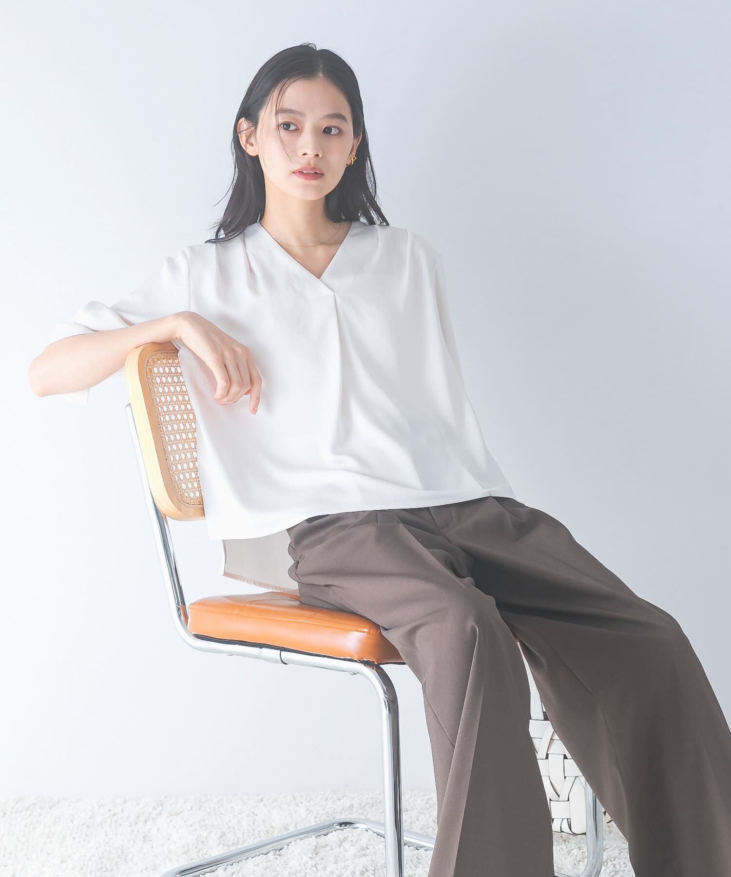 URBAN RESEARCH ROSSO「シルキーツイルVネックブラウス」|シャツ・ブラウス|
