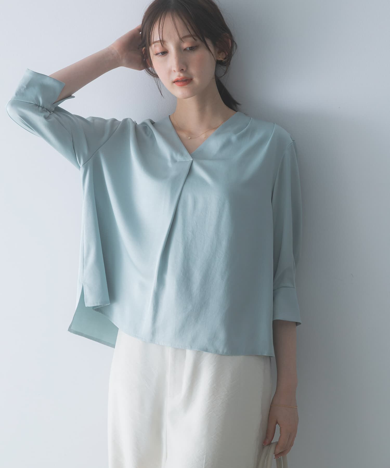 URBAN RESEARCH ROSSO「シルキーツイルVネックブラウス」|シャツ・ブラウス|