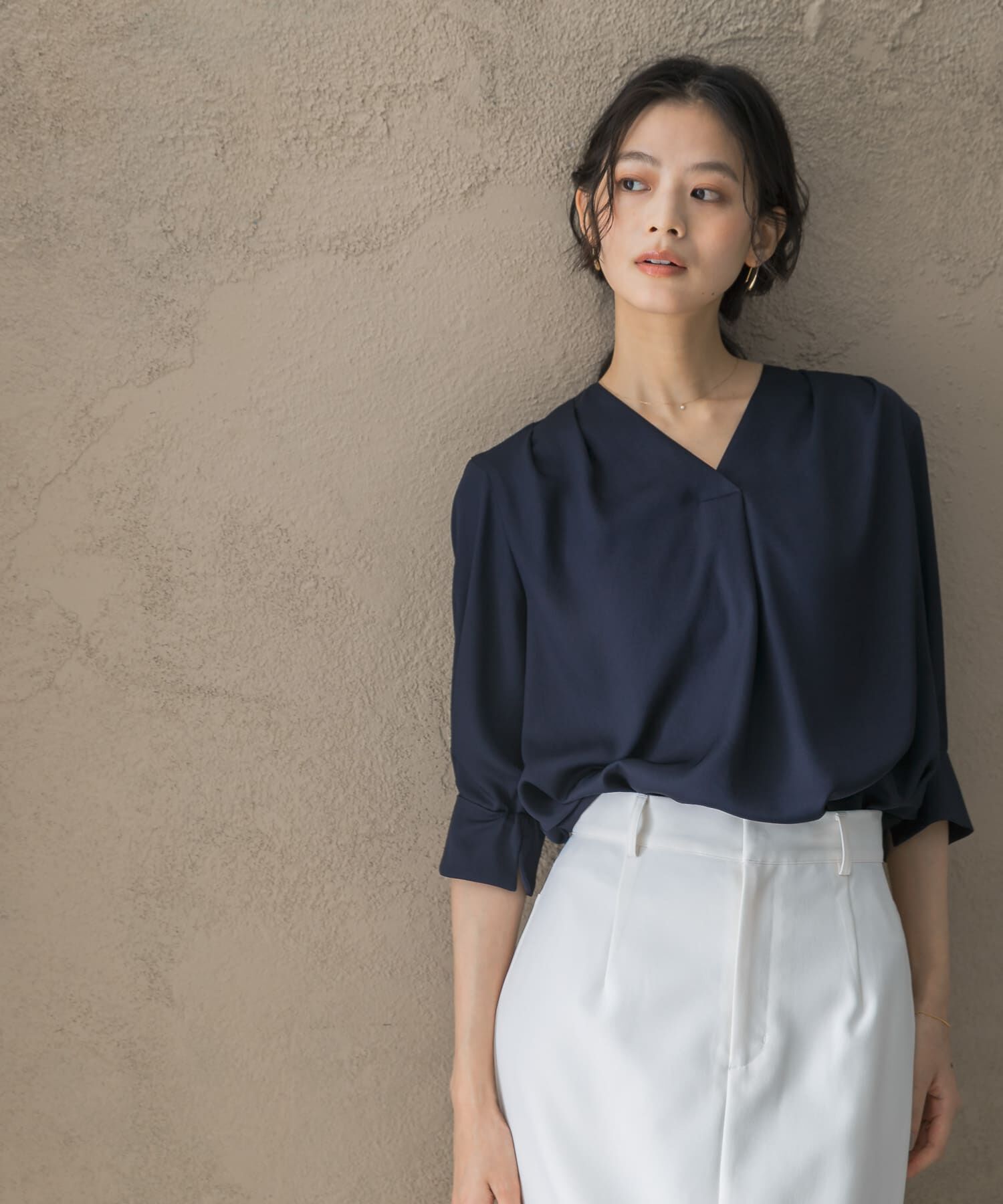 URBAN RESEARCH ROSSO「シルキーツイルVネックブラウス」|シャツ・ブラウス|