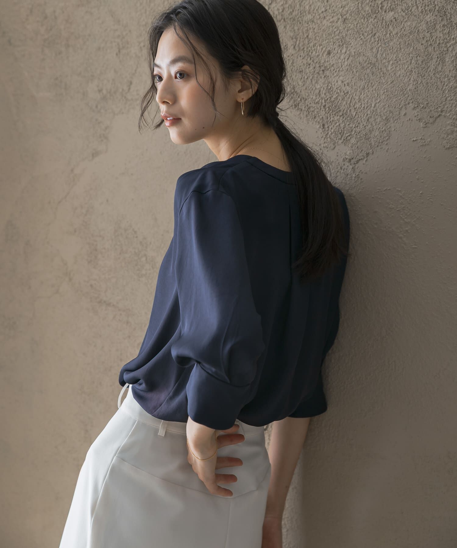 URBAN RESEARCH ROSSO「シルキーツイルVネックブラウス」|シャツ・ブラウス|
