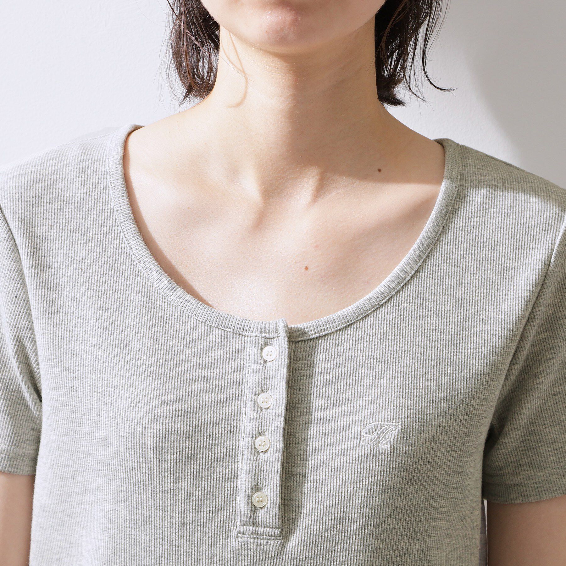 THE SHOP TK「ヘンリーネック ワンポイント刺繍トップス」|Tシャツ・カットソー|