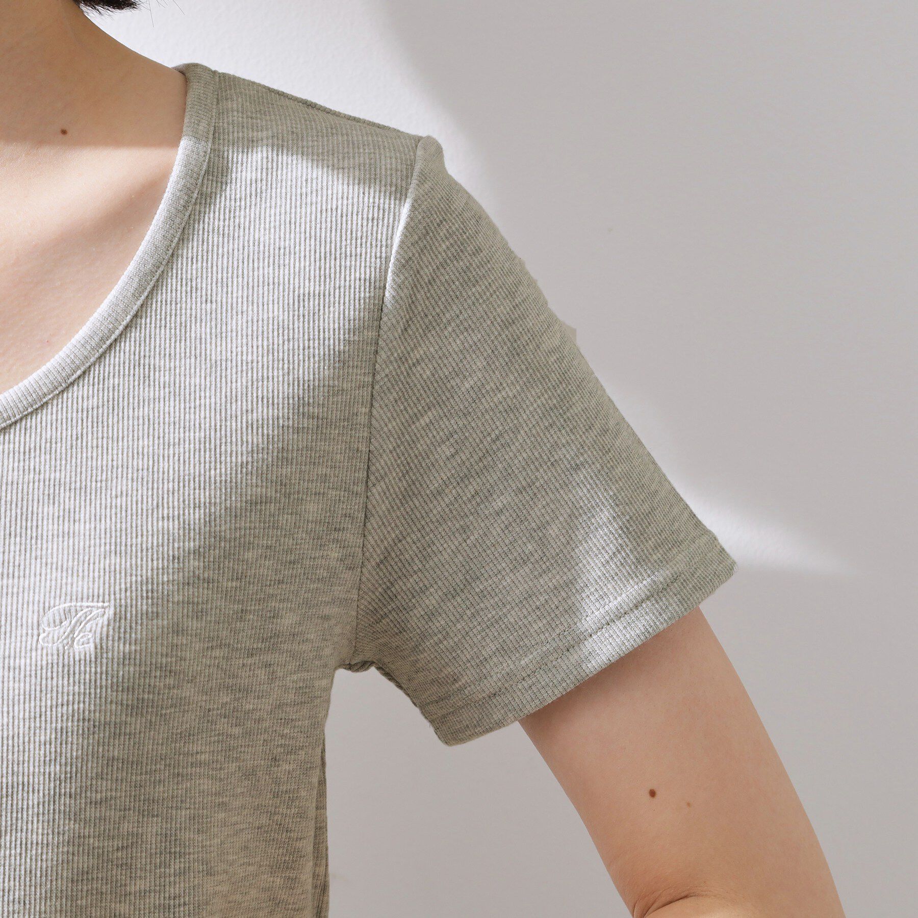 THE SHOP TK「ヘンリーネック ワンポイント刺繍トップス」|Tシャツ・カットソー|