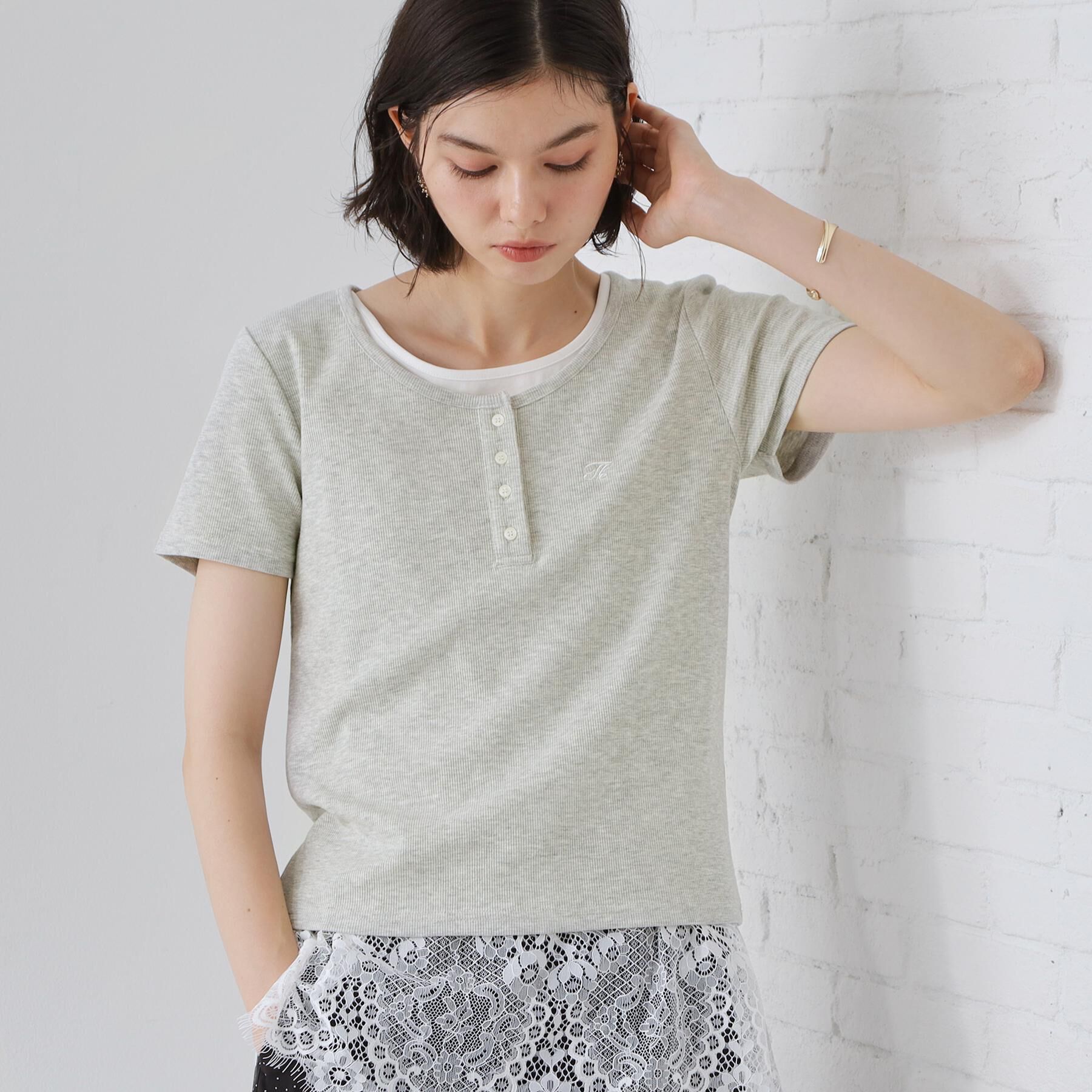 THE SHOP TK「ヘンリーネック ワンポイント刺繍トップス」|Tシャツ・カットソー|グレー(012)