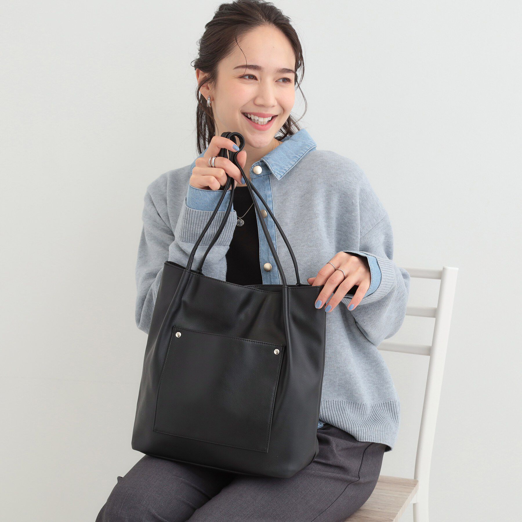 SHOO･LA･RUE「【A4/軽量】多ポケットでらくらく収納 つまみハンドルトートバッグ」|トートバッグ|ブラック(019)