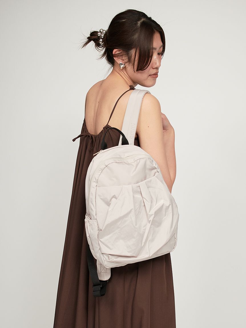 emmi atelier「【ONLINE限定カラー】eco 撥水ミニギャザーボディーバックパック」|リュック|