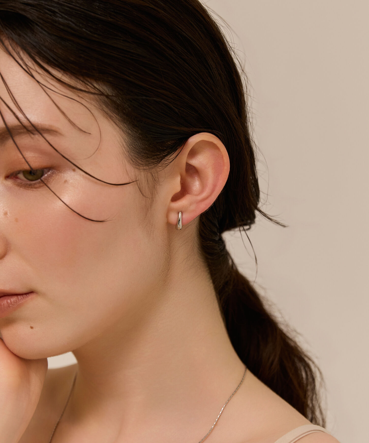 Phoebe「【金属アレルギー対応】スキニードロップフープワンタッチピアス　シルバー/ニッケルフリー」|ピアス|
