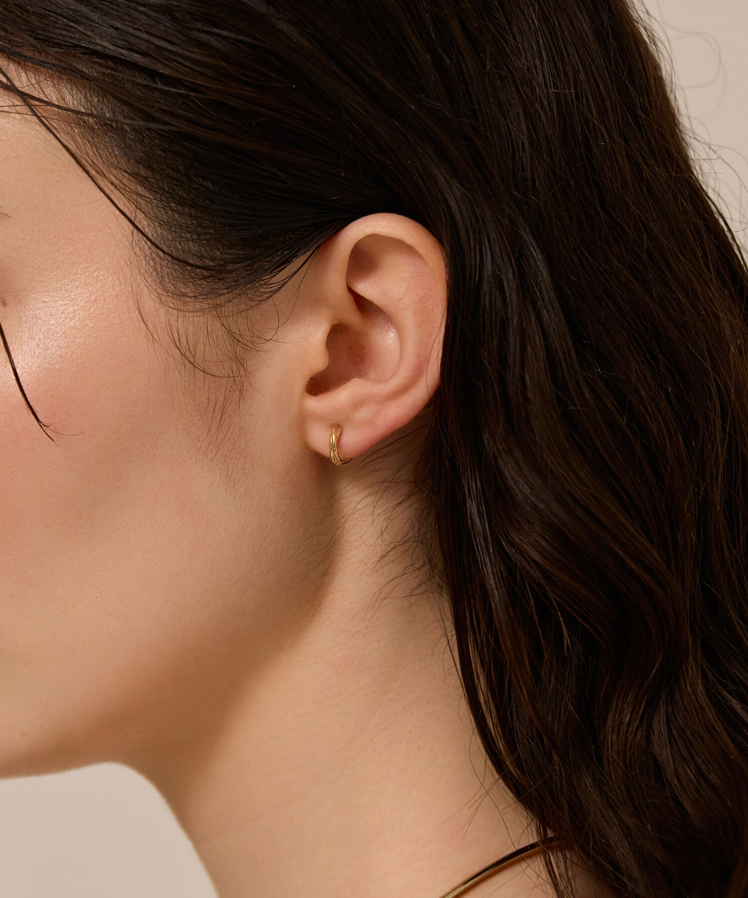 Phoebe「【金属アレルギー対応】ラインフープワンタッチピアス　ゴールド/ニッケルフリー」|ピアス|