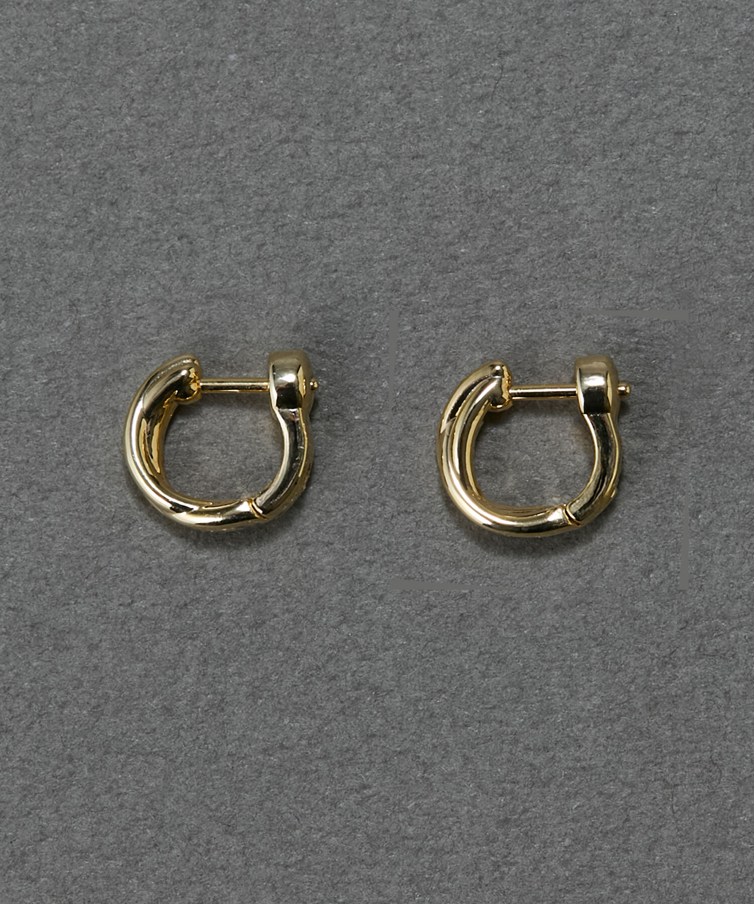 Phoebe「【金属アレルギー対応】ラインフープワンタッチピアス　ゴールド/ニッケルフリー」|ピアス|