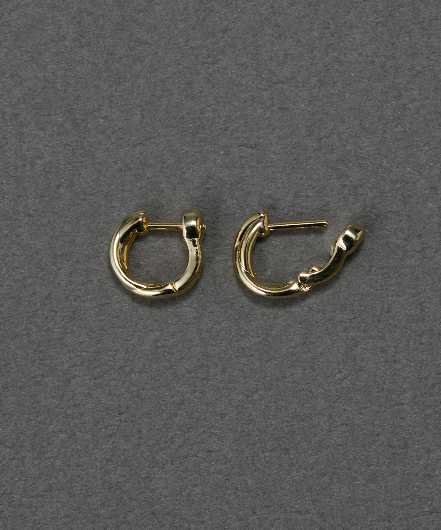 Phoebe「【金属アレルギー対応】ラインフープワンタッチピアス　ゴールド/ニッケルフリー」|ピアス|