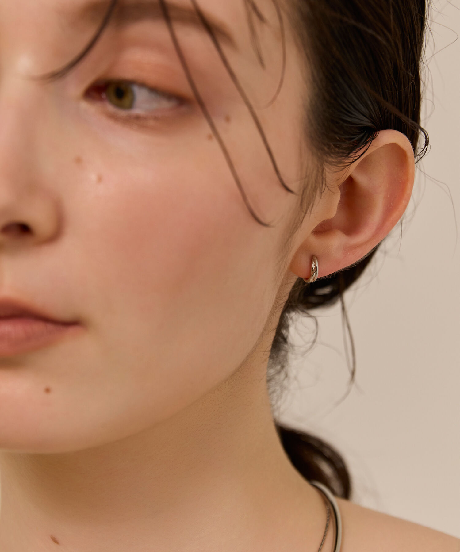 Phoebe「【金属アレルギー対応】ラインフープワンタッチピアス　シルバー/ニッケルフリー」|ピアス|