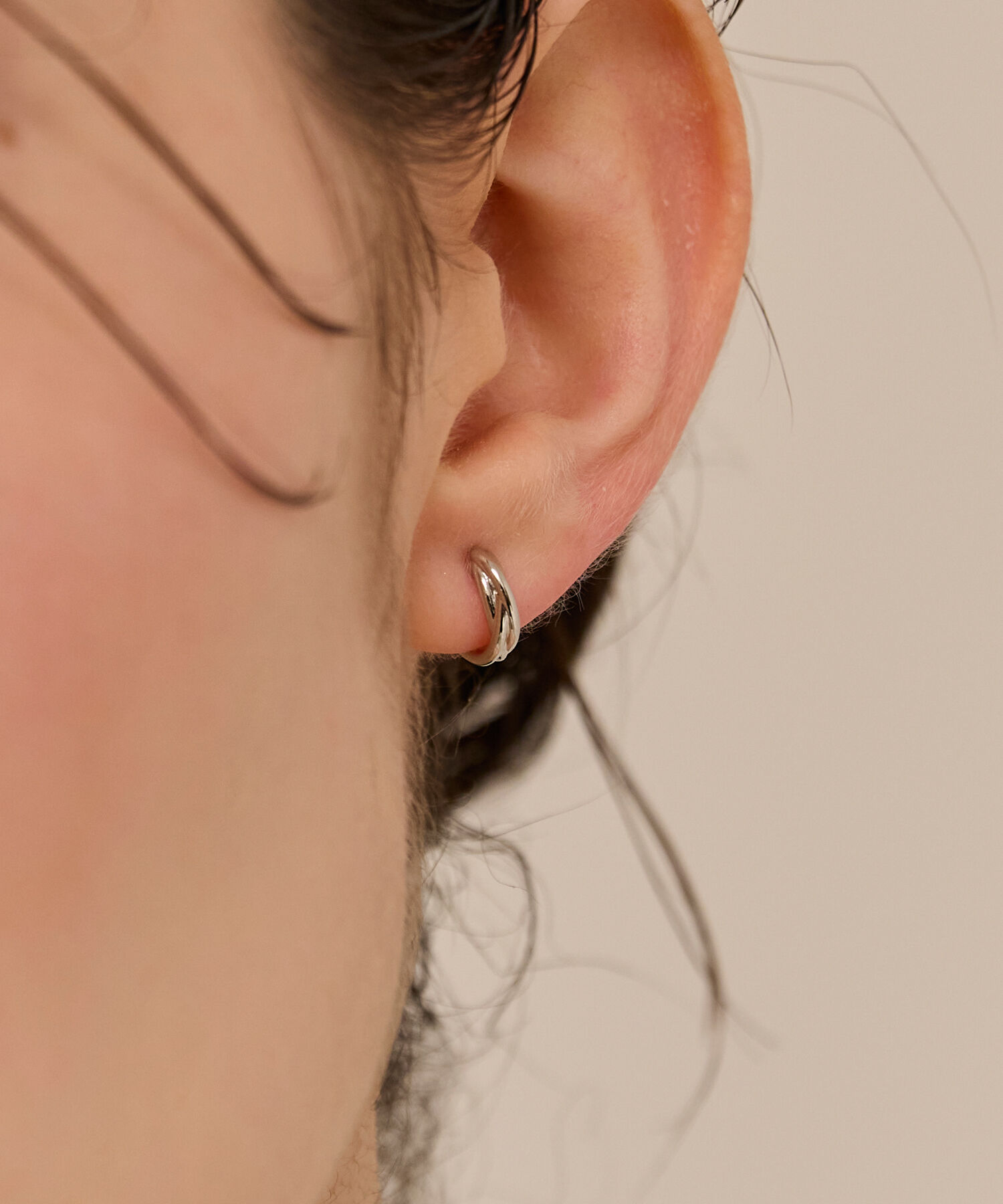 Phoebe「【金属アレルギー対応】ラインフープワンタッチピアス　シルバー/ニッケルフリー」|ピアス|