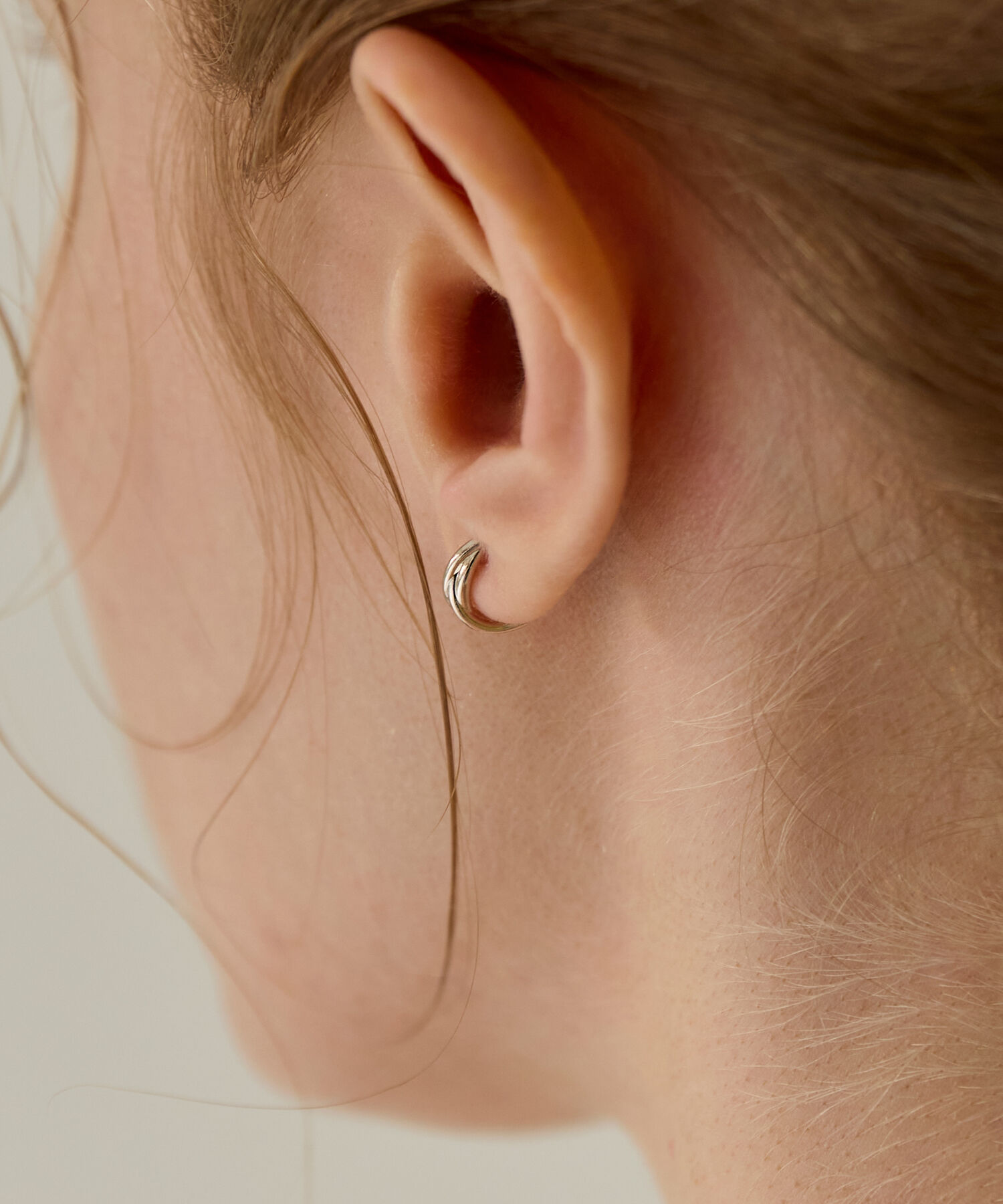 Phoebe「【金属アレルギー対応】ラインフープワンタッチピアス　シャンパンゴールド/ニッケルフリー」|ピアス|