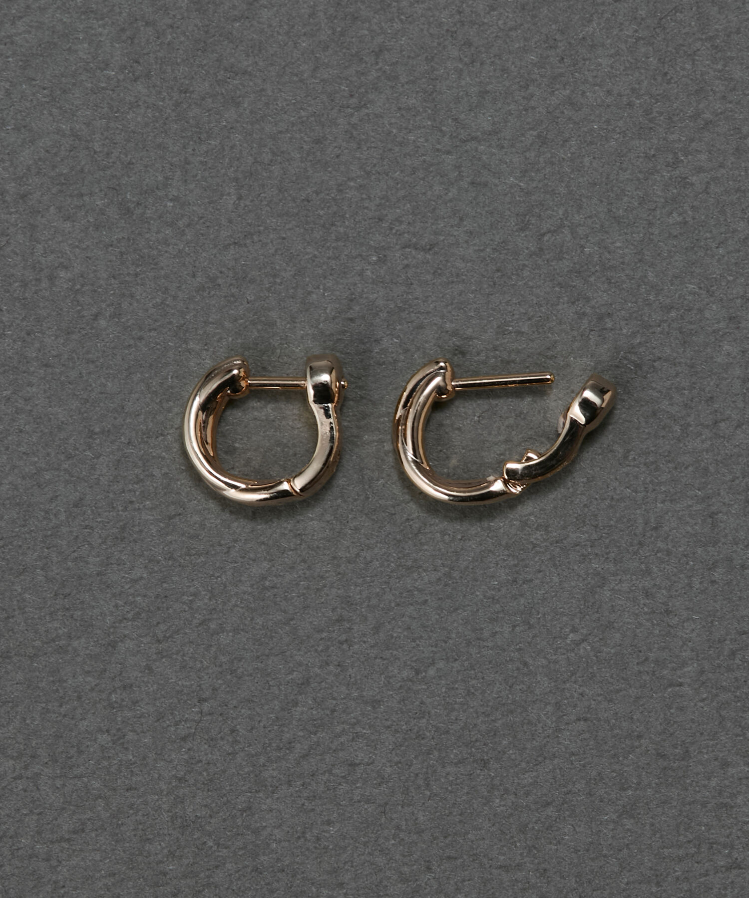 Phoebe「【金属アレルギー対応】ラインフープワンタッチピアス　シャンパンゴールド/ニッケルフリー」|ピアス|