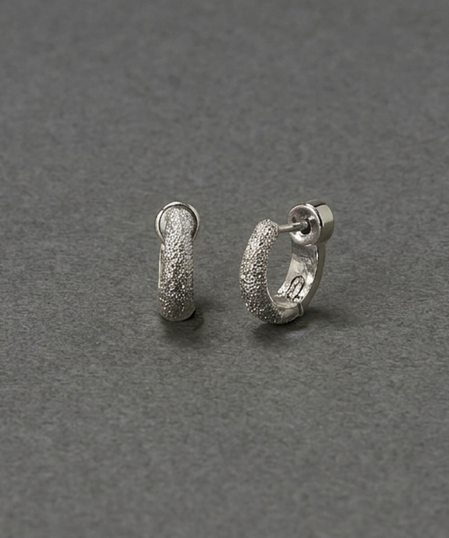 Phoebe「【金属アレルギー対応】サテンフープワンタッチピアス　シルバー/ニッケルフリー」|ピアス|