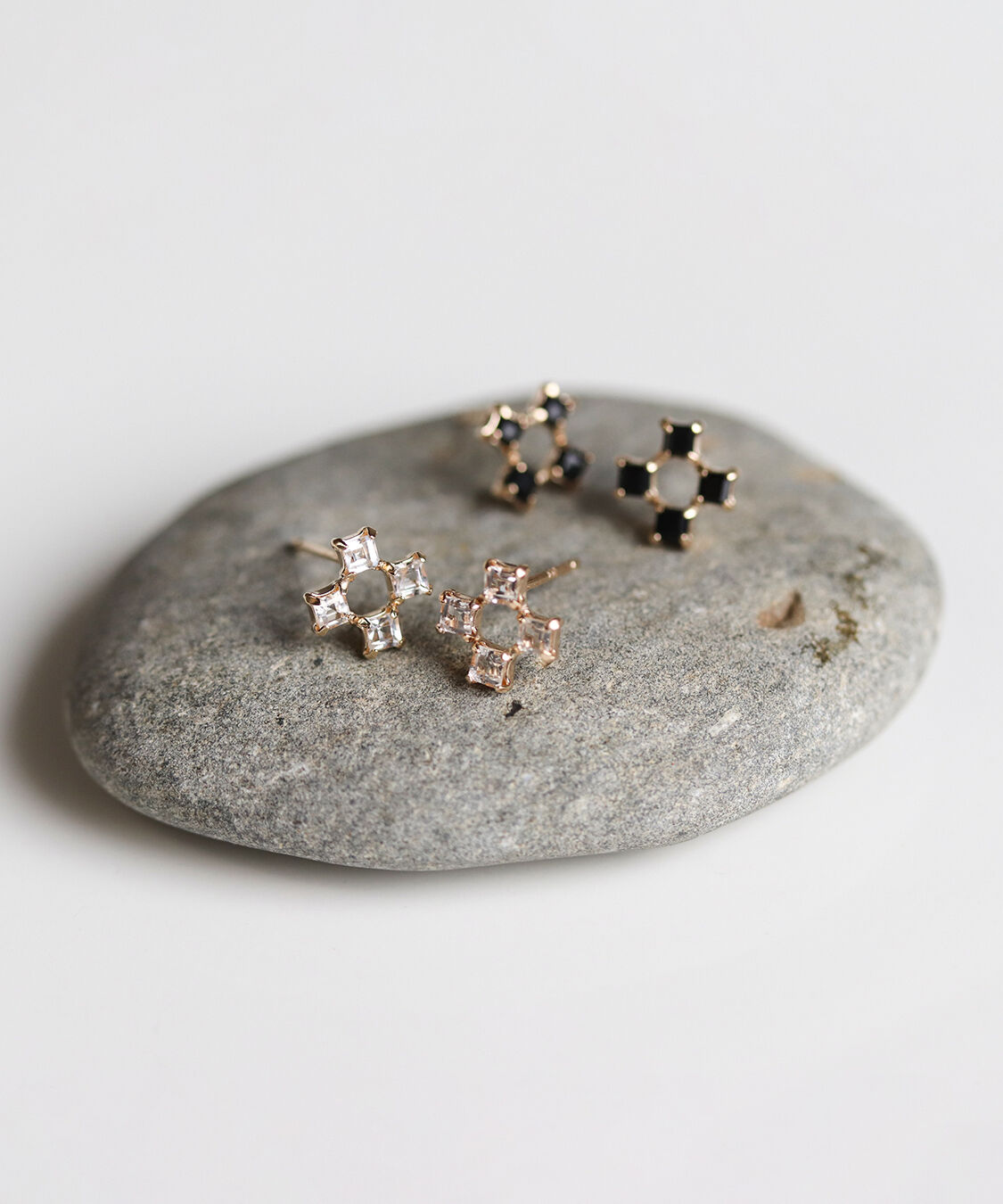  「カラーストーン ジオメトリック ピアス | K10YG」|ピアス|ホワイト