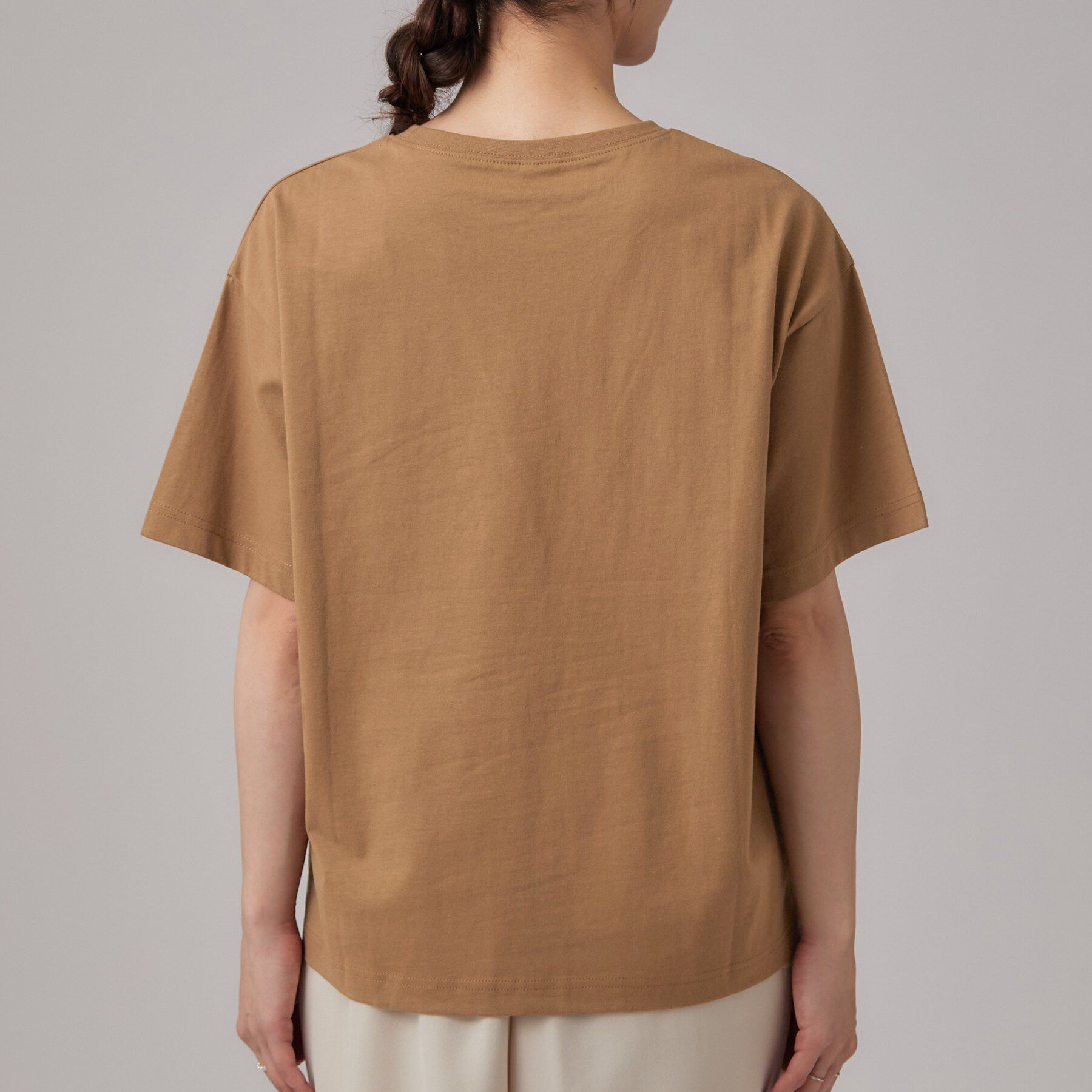 SHOO･LA･RUE「【S-LL/洗濯機可】大人っぽく着られる ジェルロゴプリントTシャツ」|Tシャツ・カットソー|
