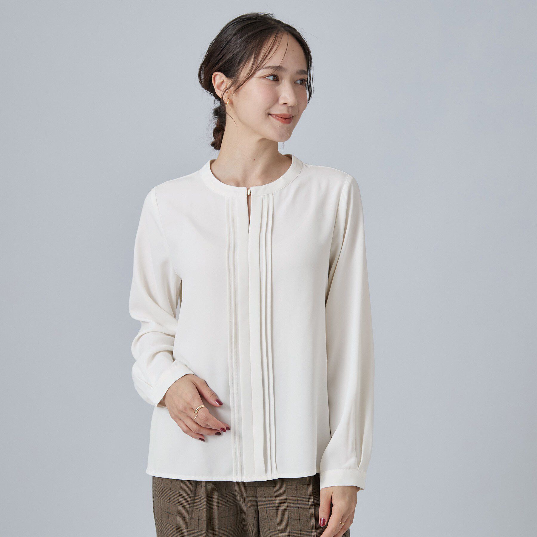SHOO･LA･RUE「【通勤/UV/洗濯後しわになりにくい/S-LL】胸元のゴールドホックがアクセント ピンタックデザイン」|シャツ・ブラウス|