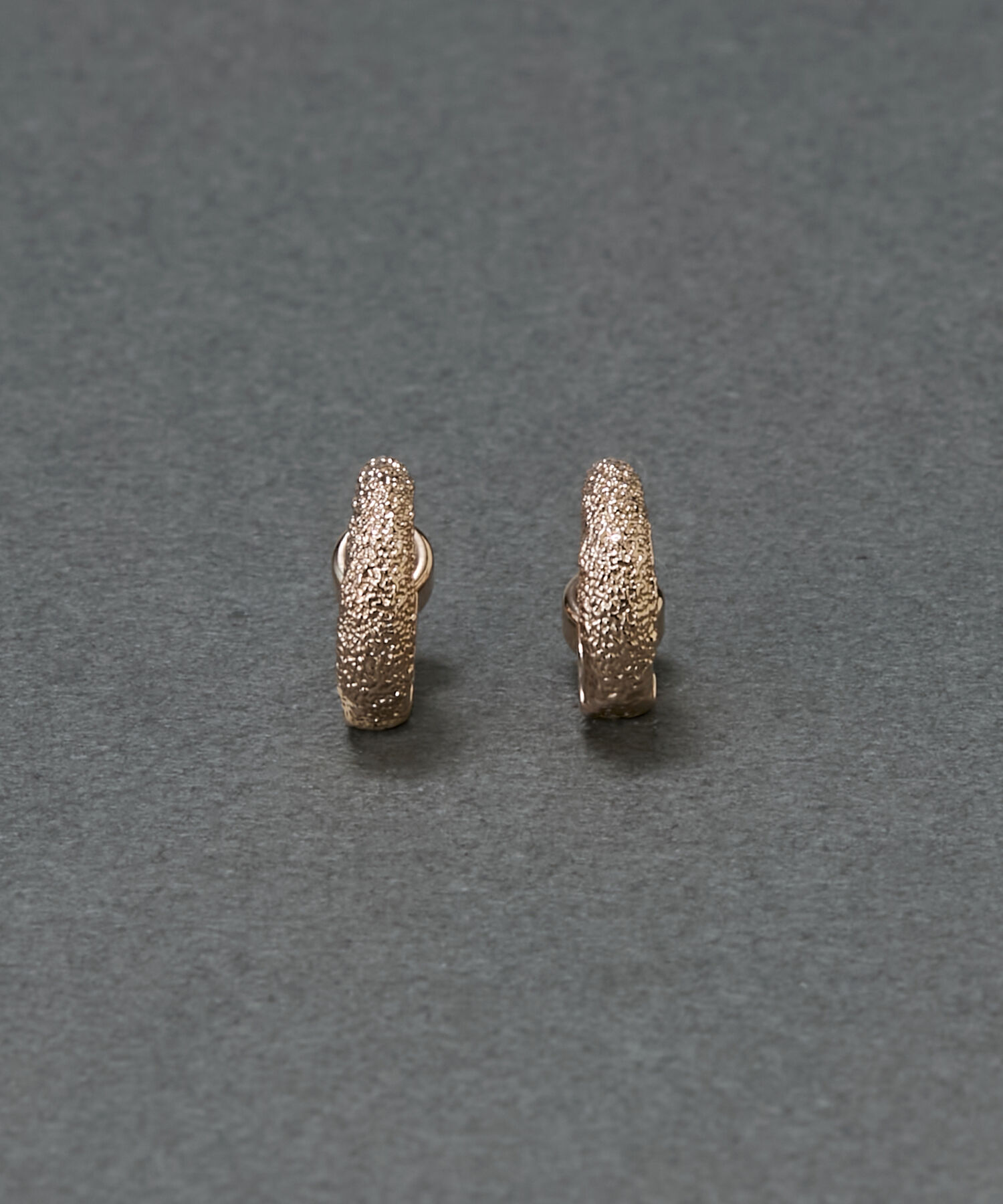 Phoebe「【金属アレルギー対応】サテンフープワンタッチピアス　シャンパンゴールド/ニッケルフリー」|ピアス|