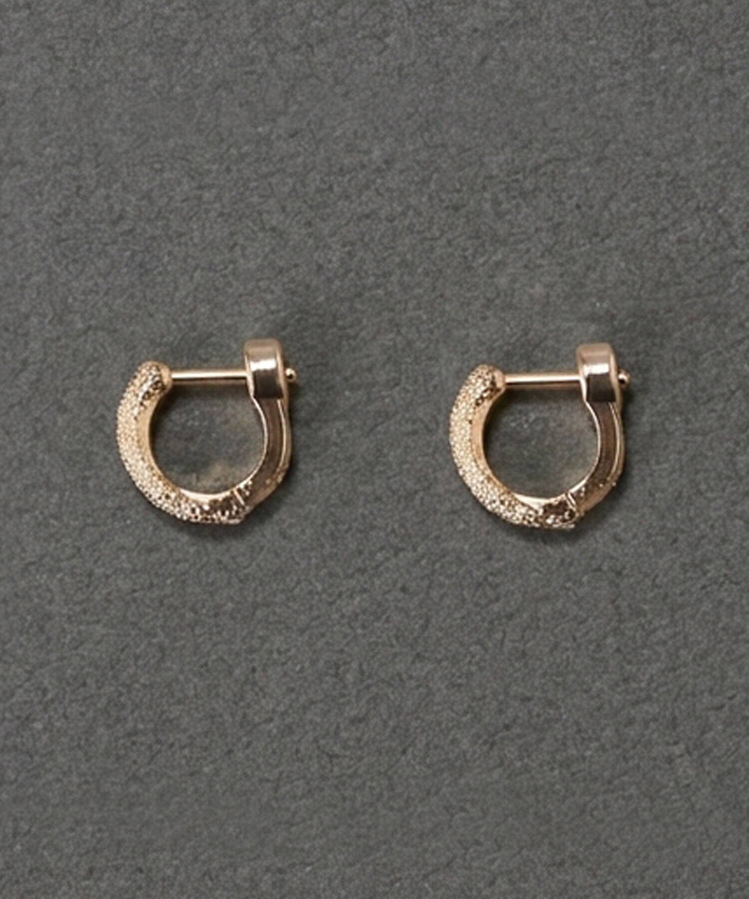Phoebe「【金属アレルギー対応】サテンフープワンタッチピアス　シャンパンゴールド/ニッケルフリー」|ピアス|