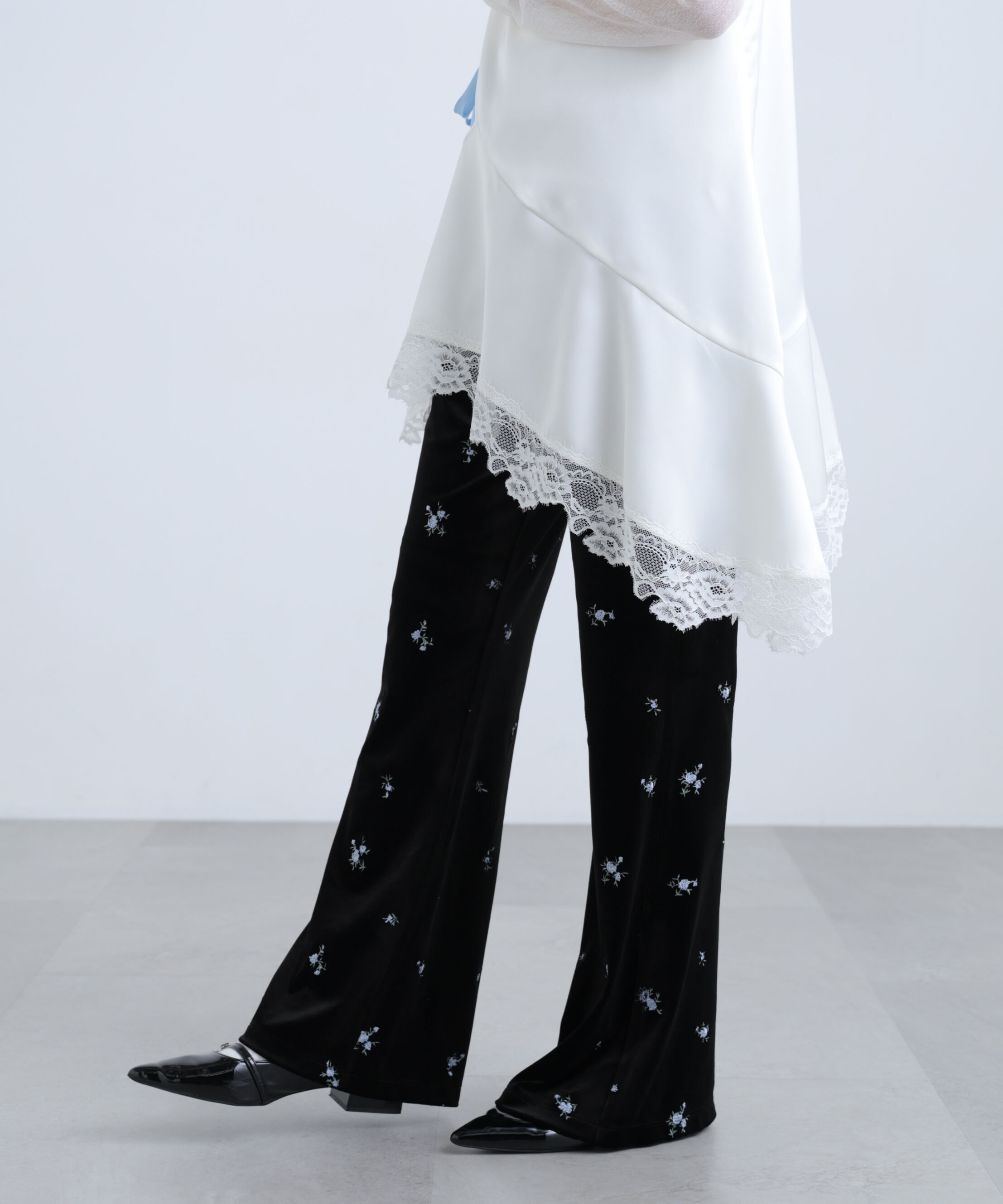  「ベロア刺繍総柄フレアパンツ」|その他|ブラックベー 1