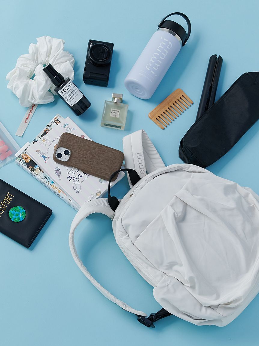 emmi atelier「【ONLINE限定カラー】eco 撥水ミニギャザーボディーバックパック」|リュック|IVR