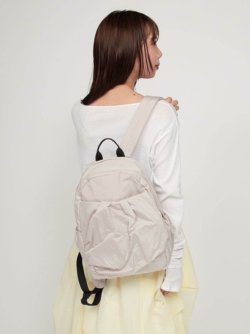 emmi atelier「【ONLINE限定カラー】eco 撥水ミニギャザーボディーバックパック」|リュック|