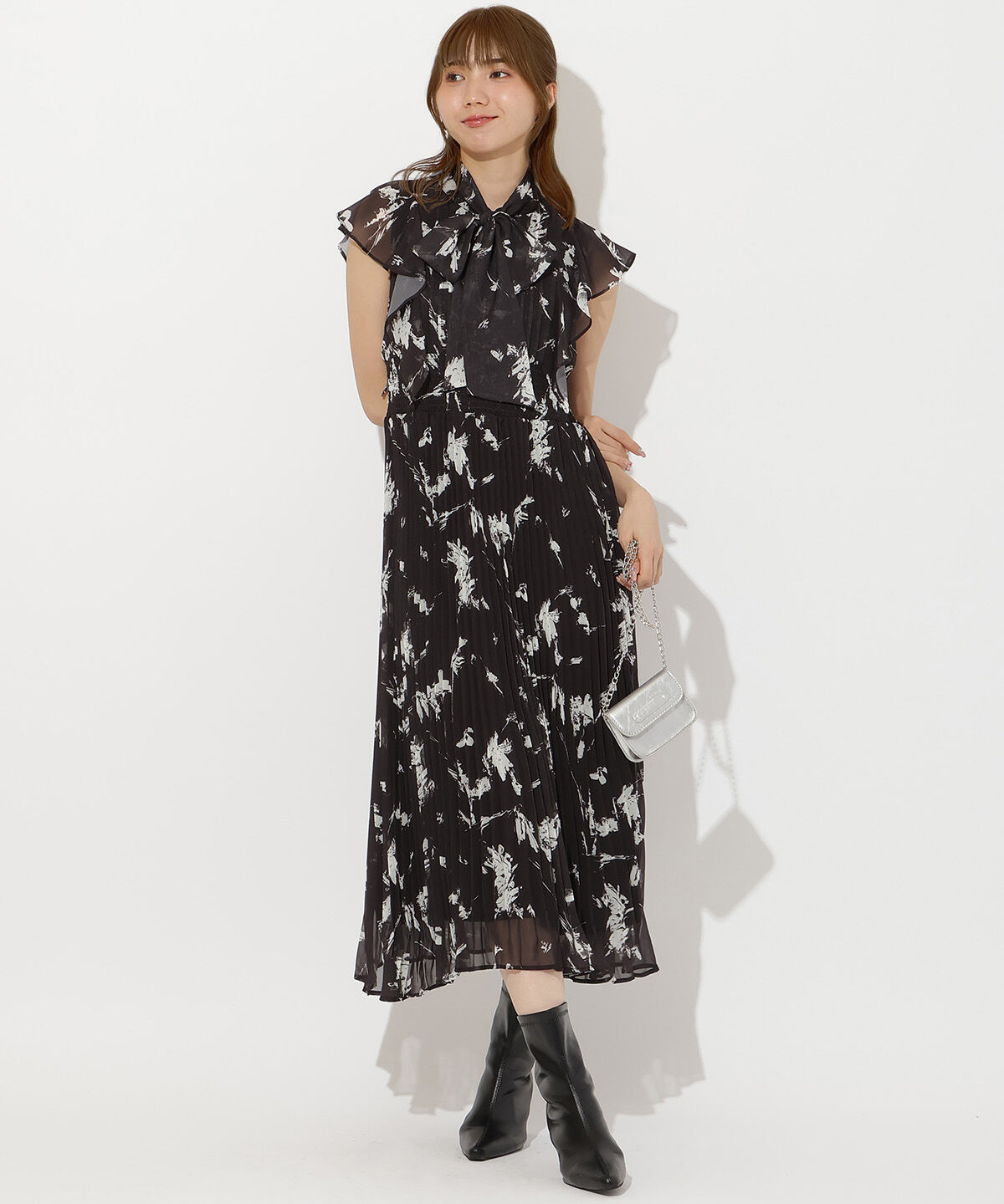アンドクチュール「シフォンプリーツワンピース」|ワンピース|黒系花柄