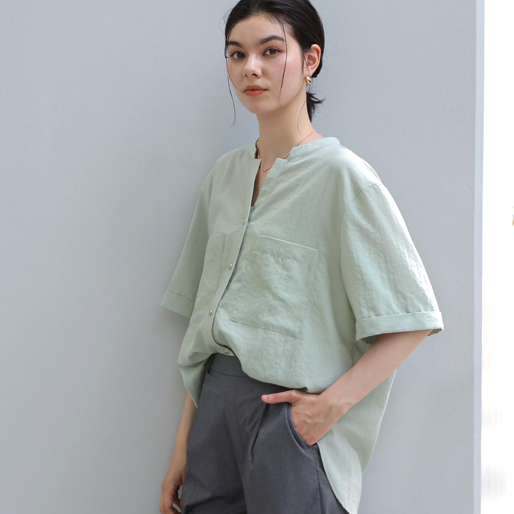 THE SHOP TK「【M-XL/刻みネックですっきり見え】Wポケット金ボタン 5分袖シャツ」|シャツ・ブラウス|