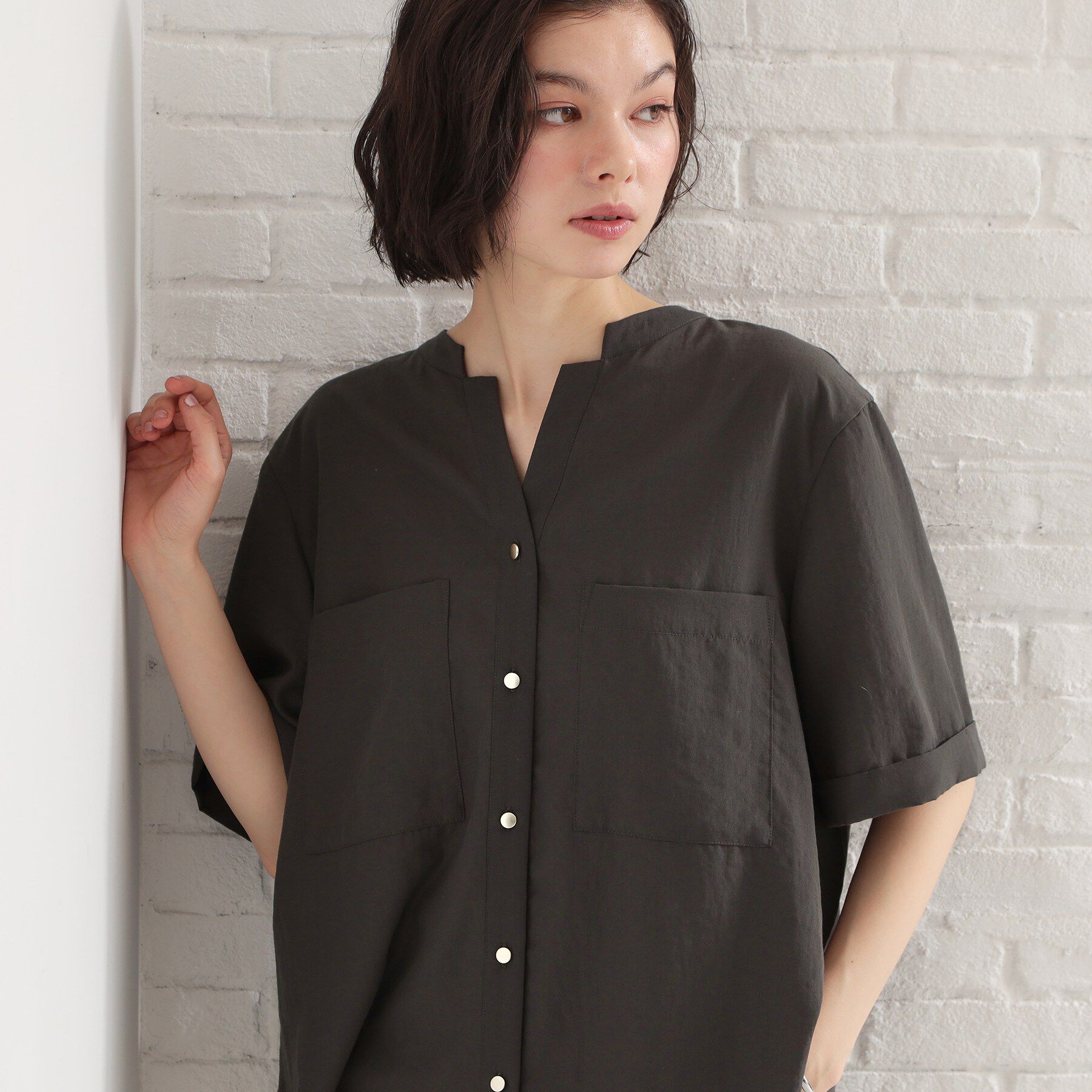 THE SHOP TK「【M-XL/刻みネックですっきり見え】Wポケット金ボタン 5分袖シャツ」|シャツ・ブラウス|