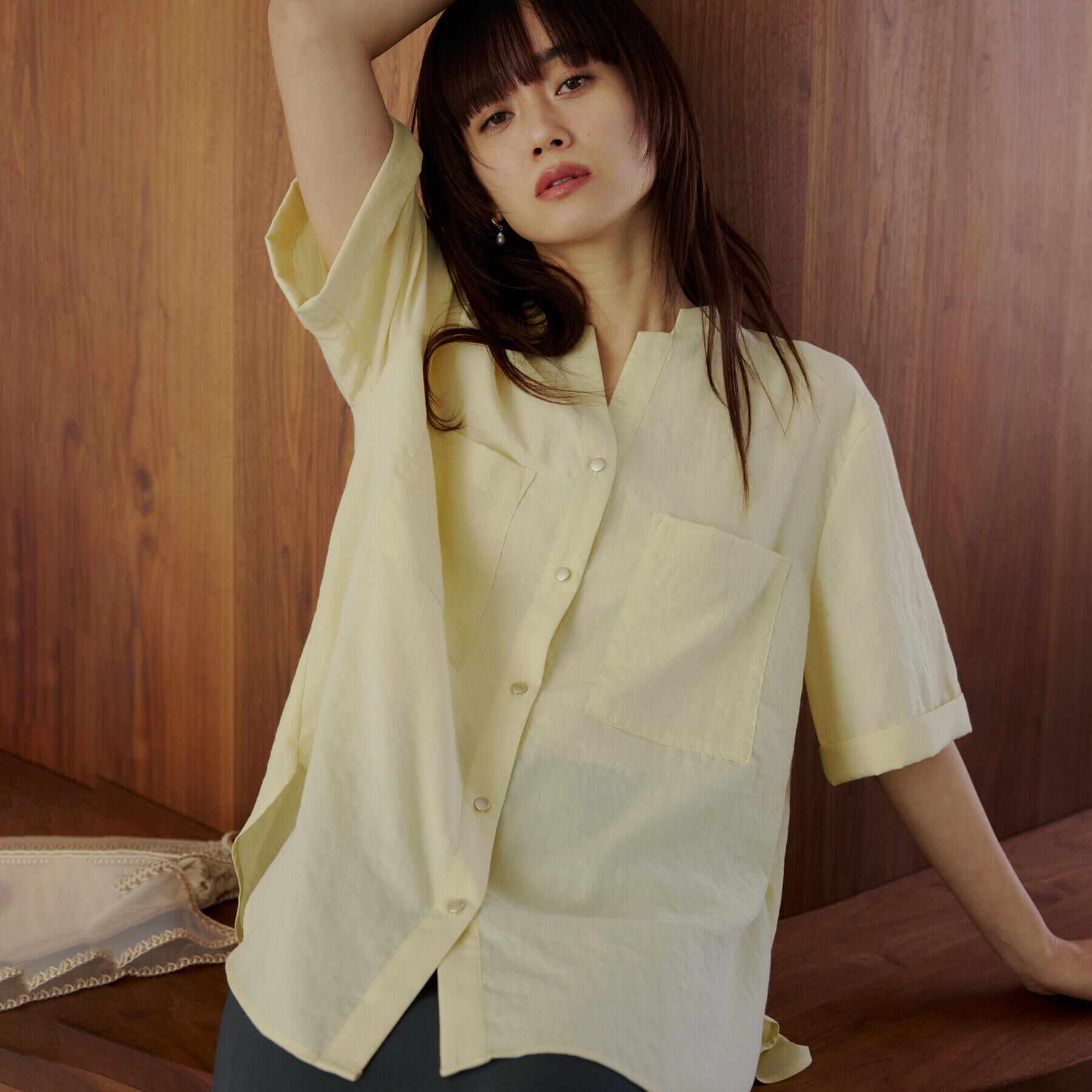 THE SHOP TK「【M-XL/刻みネックですっきり見え】Wポケット金ボタン 5分袖シャツ」|シャツ・ブラウス|イエロー(031)