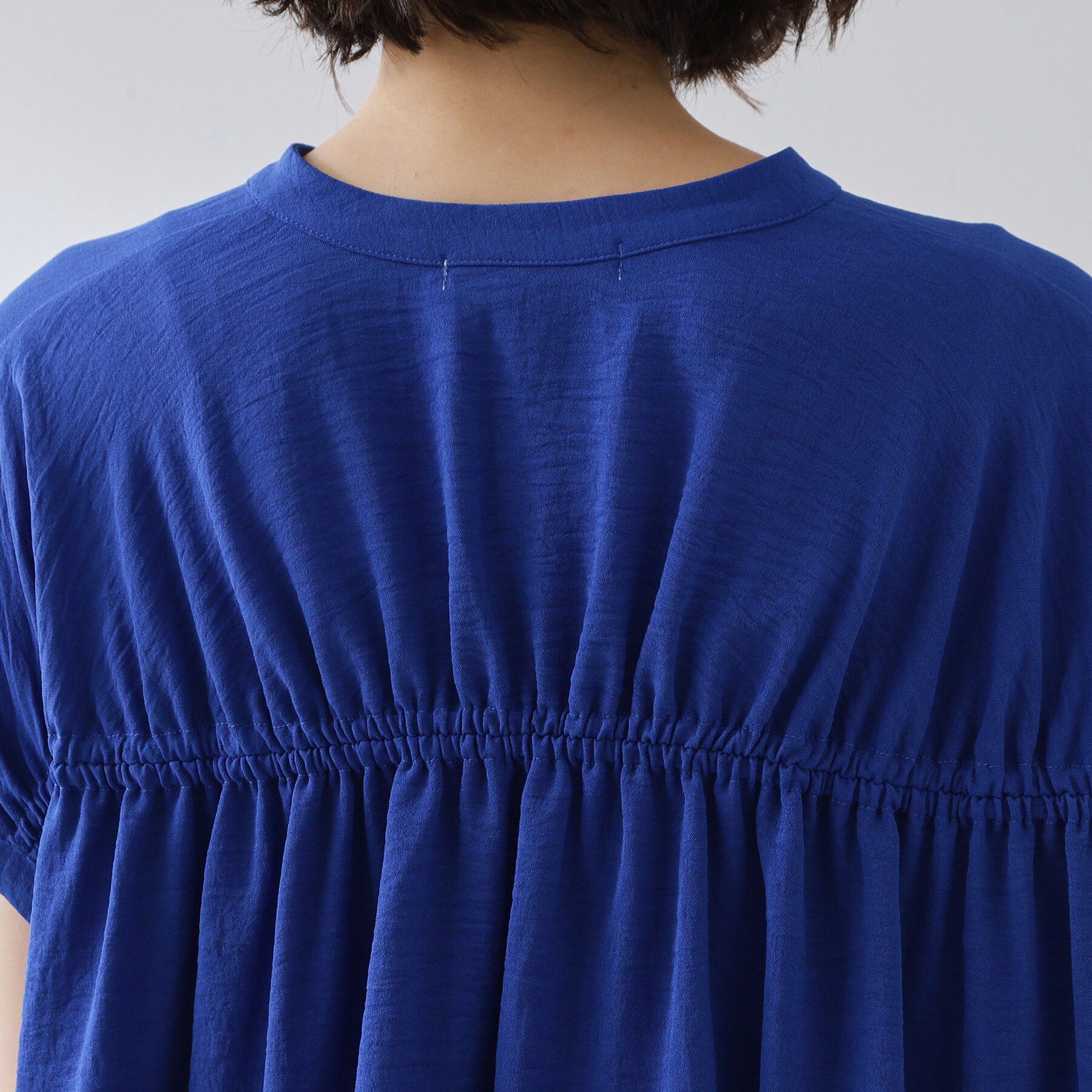 THE SHOP TK「【夏に嬉しい多機能/体型カバー】ひんやりさらさら シャーリングブラウス」|シャツ・ブラウス|