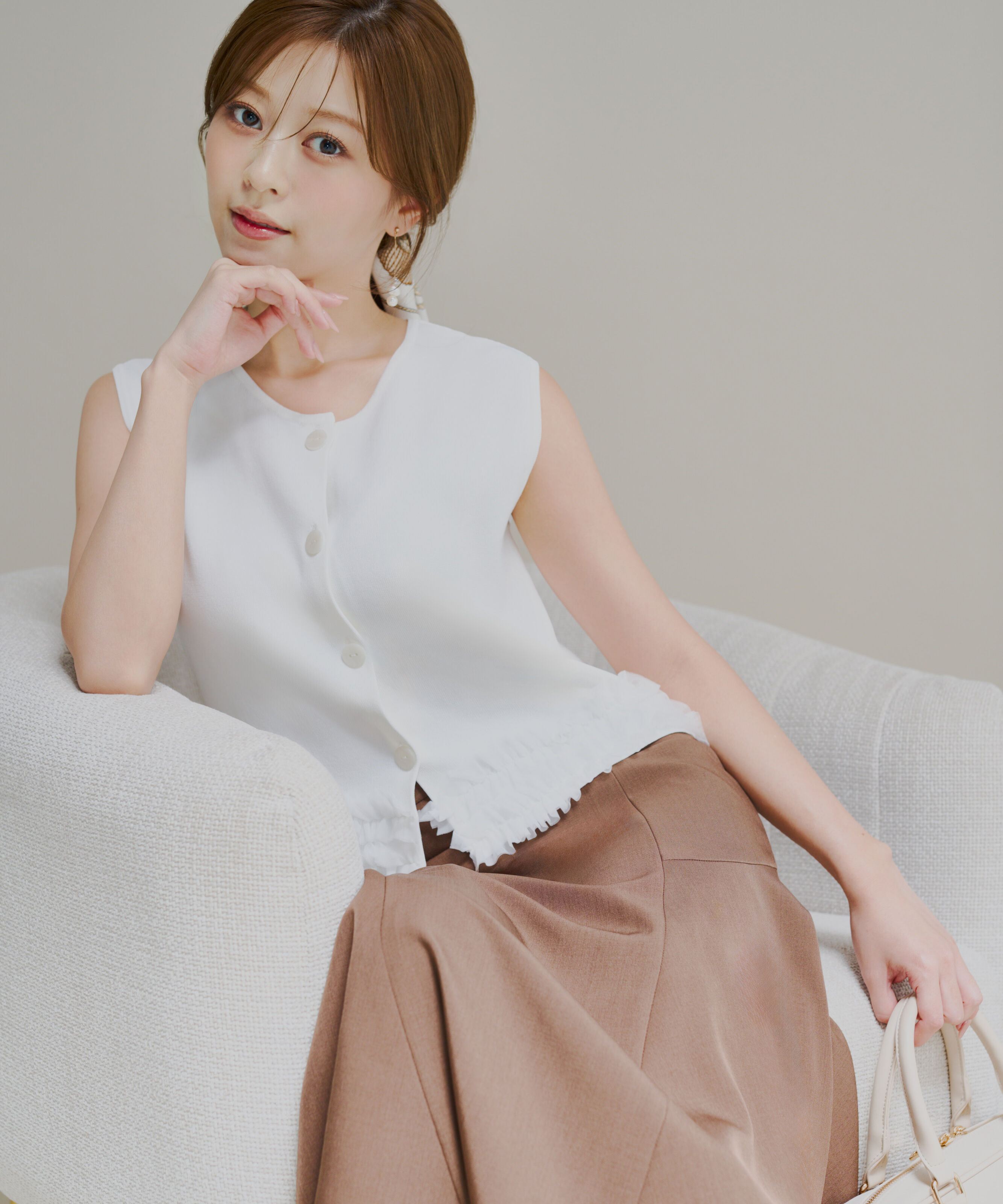 PROPORTION BODY DRESSING「＜a/mie＞ノースリーブフリルヘムニット」|カーディガン|エクリュ1