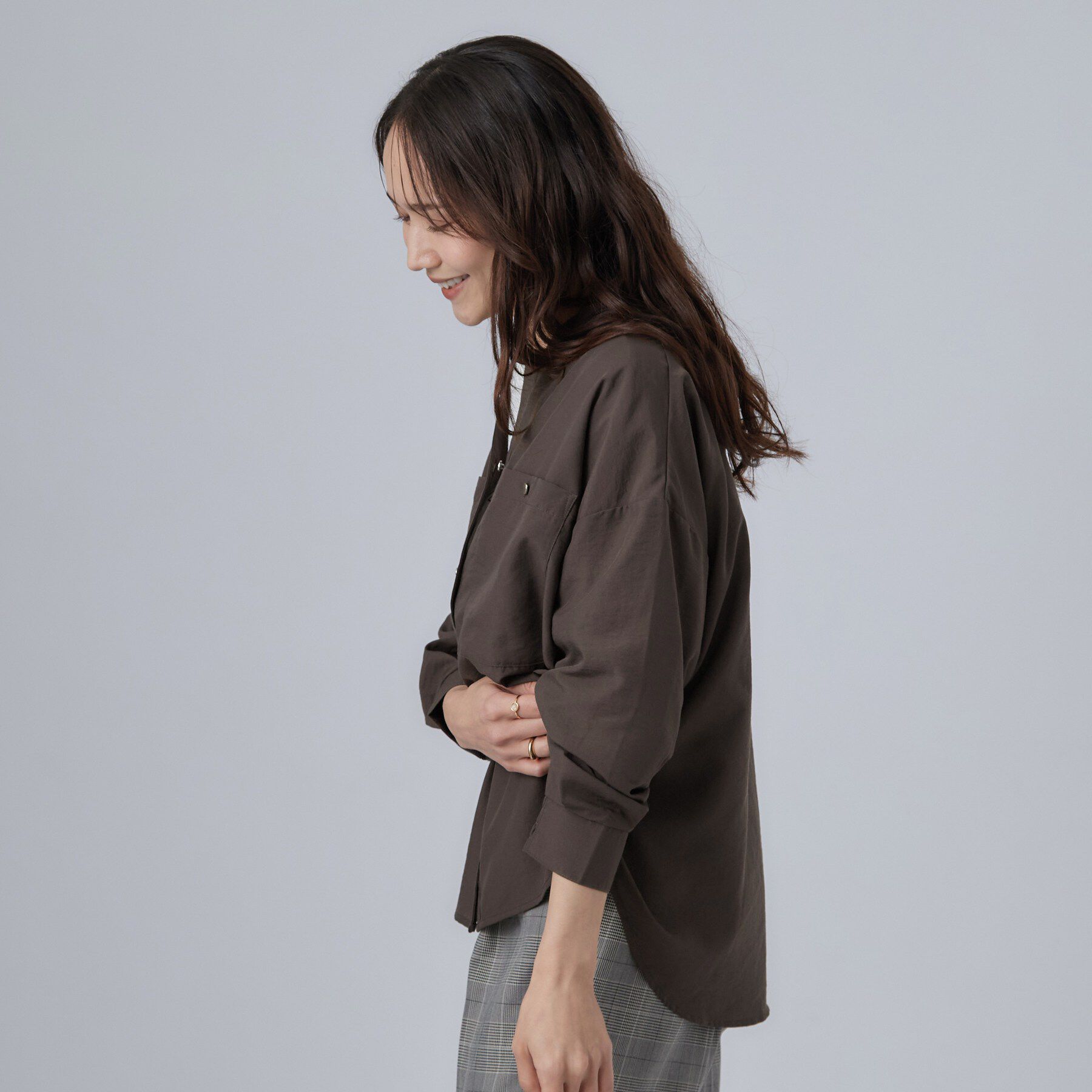 SHOO･LA･RUE「【洗濯後しわになりにくい/S-LL】キーネック金ボタンポケットシャツ」|シャツ・ブラウス|