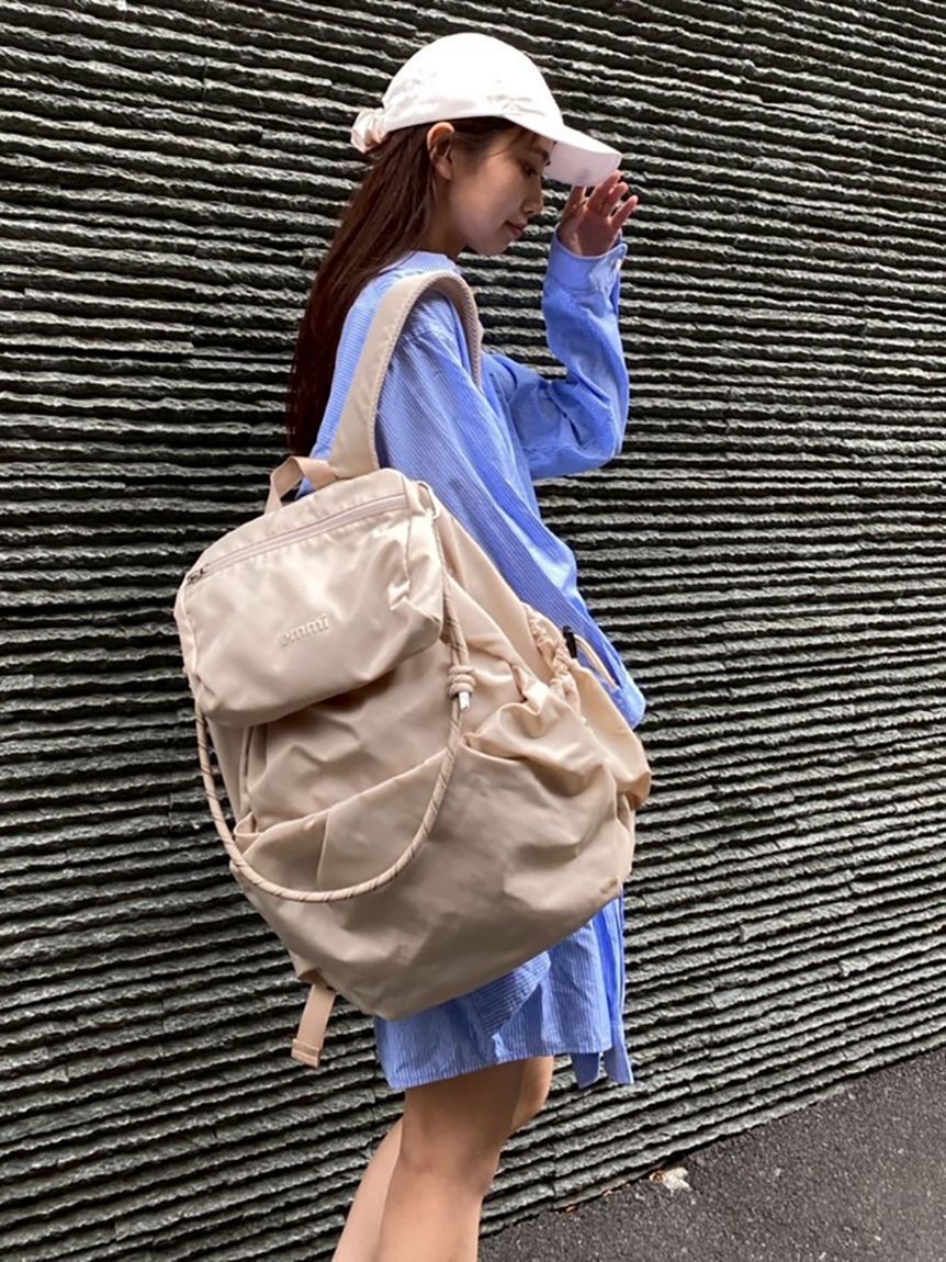 emmi atelier「【ONLINE限定カラーあり】マルチユースバックパック」|リュック|BEG