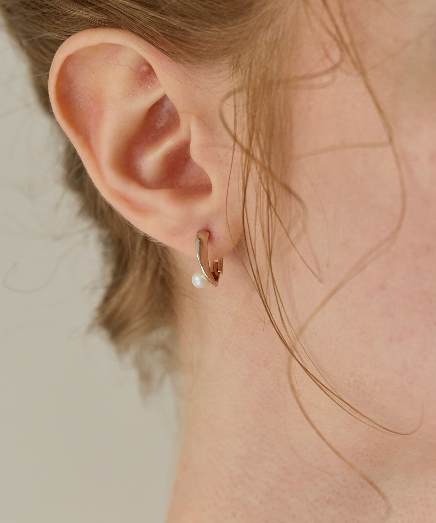 Phoebe「【金属アレルギー対応】ライナーパールフープワンタッチピアス　シャンパンゴールド/ニッケルフリー」|ピアス|