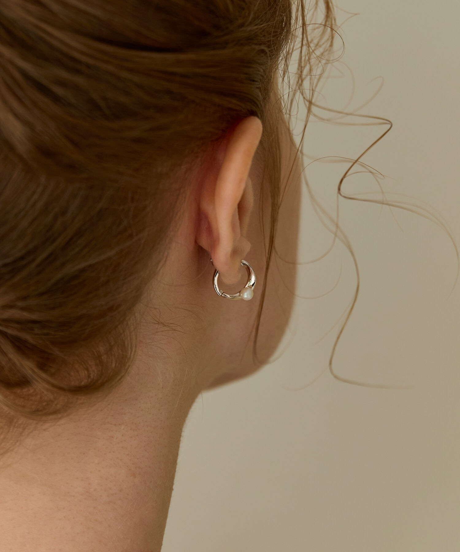 Phoebe「【金属アレルギー対応】ライナーパールフープワンタッチピアス　シャンパンゴールド/ニッケルフリー」|ピアス|