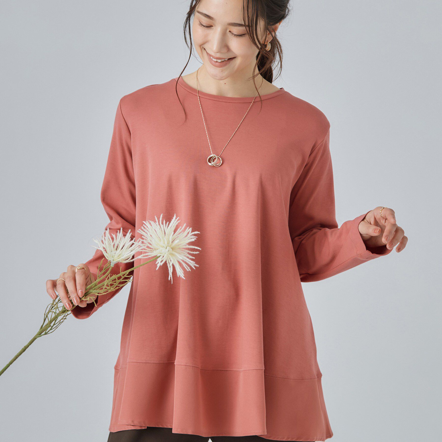 SHOO･LA･RUE「【S-LL/体型カバー】すっぽり隠れる 裾切り替えAライン長袖ゆるトップス」|Tシャツ・カットソー|ピンク(073)