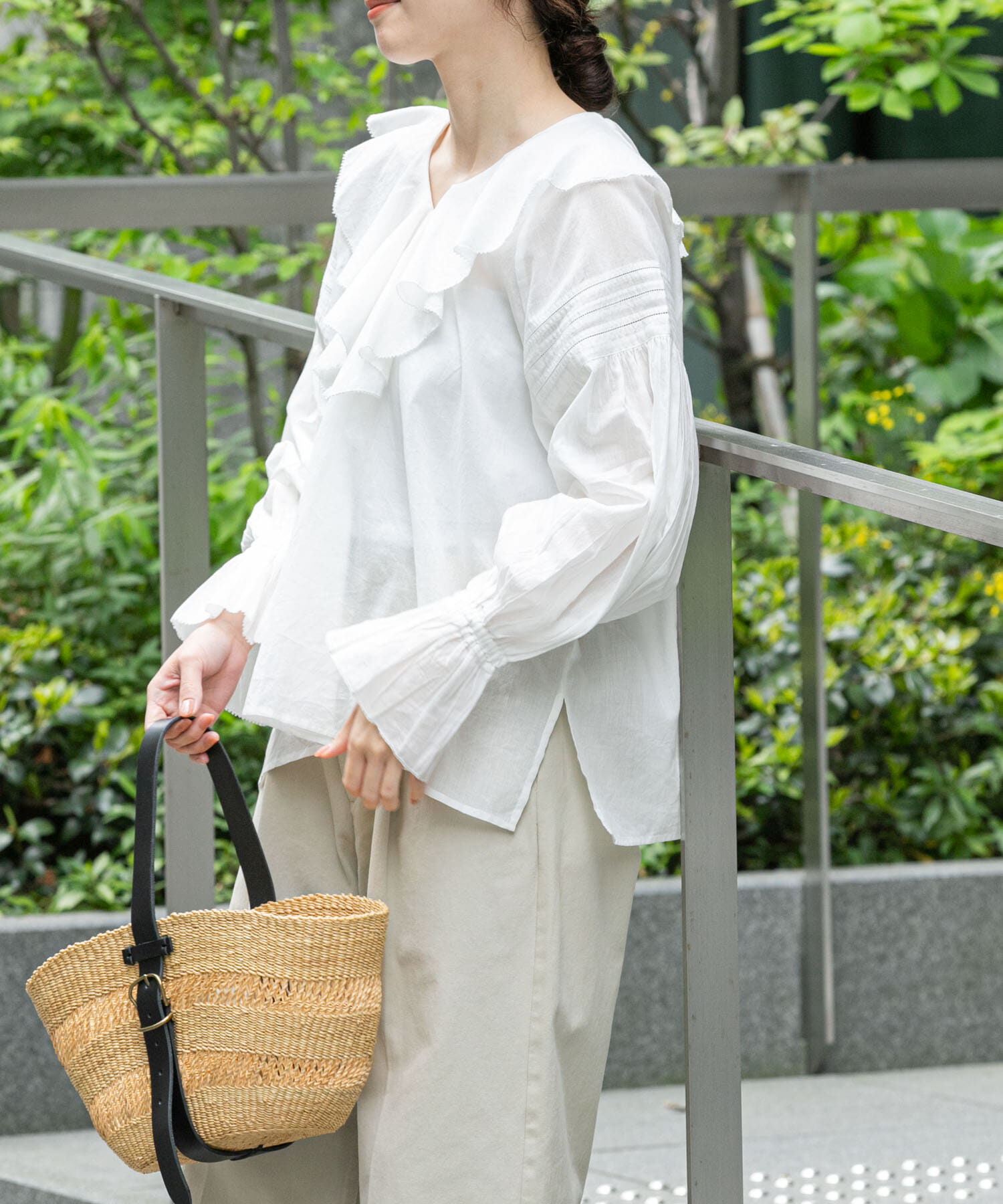 URBAN RESEARCH「『一部WEB限定カラー』コットンボイルラッフルブラウス」|シャツ・ブラウス|