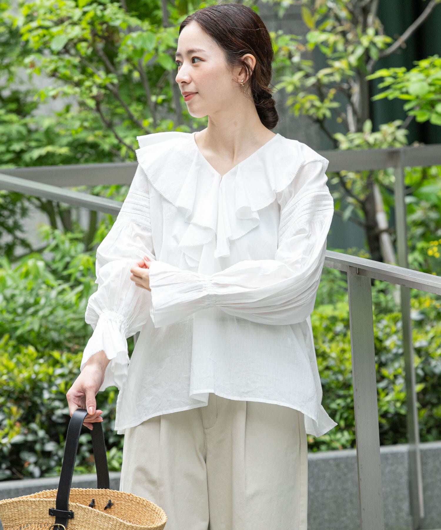 URBAN RESEARCH「『一部WEB限定カラー』コットンボイルラッフルブラウス」|シャツ・ブラウス|