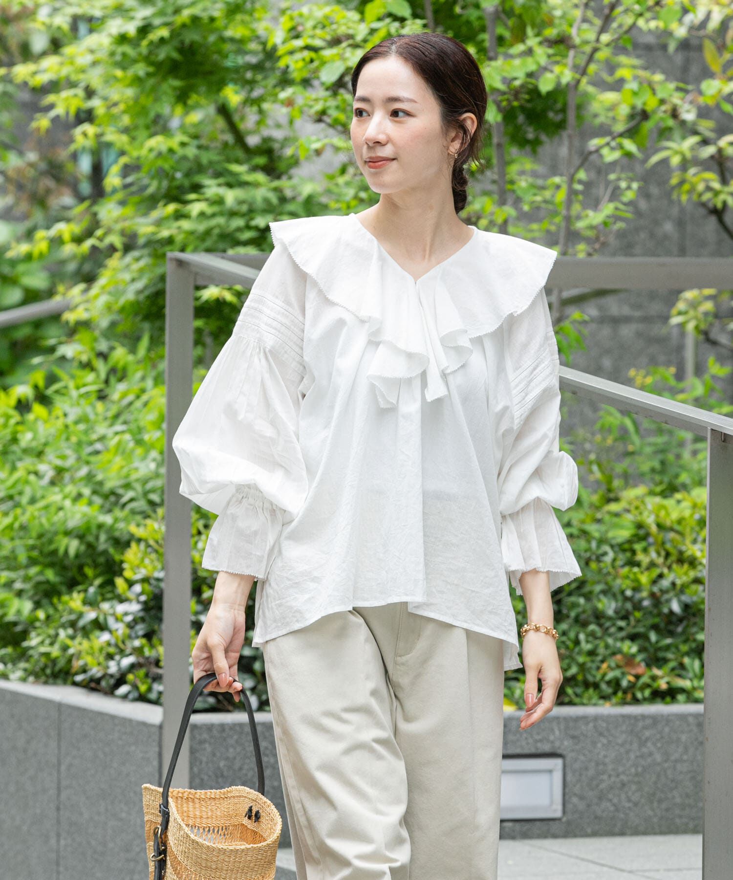 URBAN RESEARCH「『一部WEB限定カラー』コットンボイルラッフルブラウス」|シャツ・ブラウス|