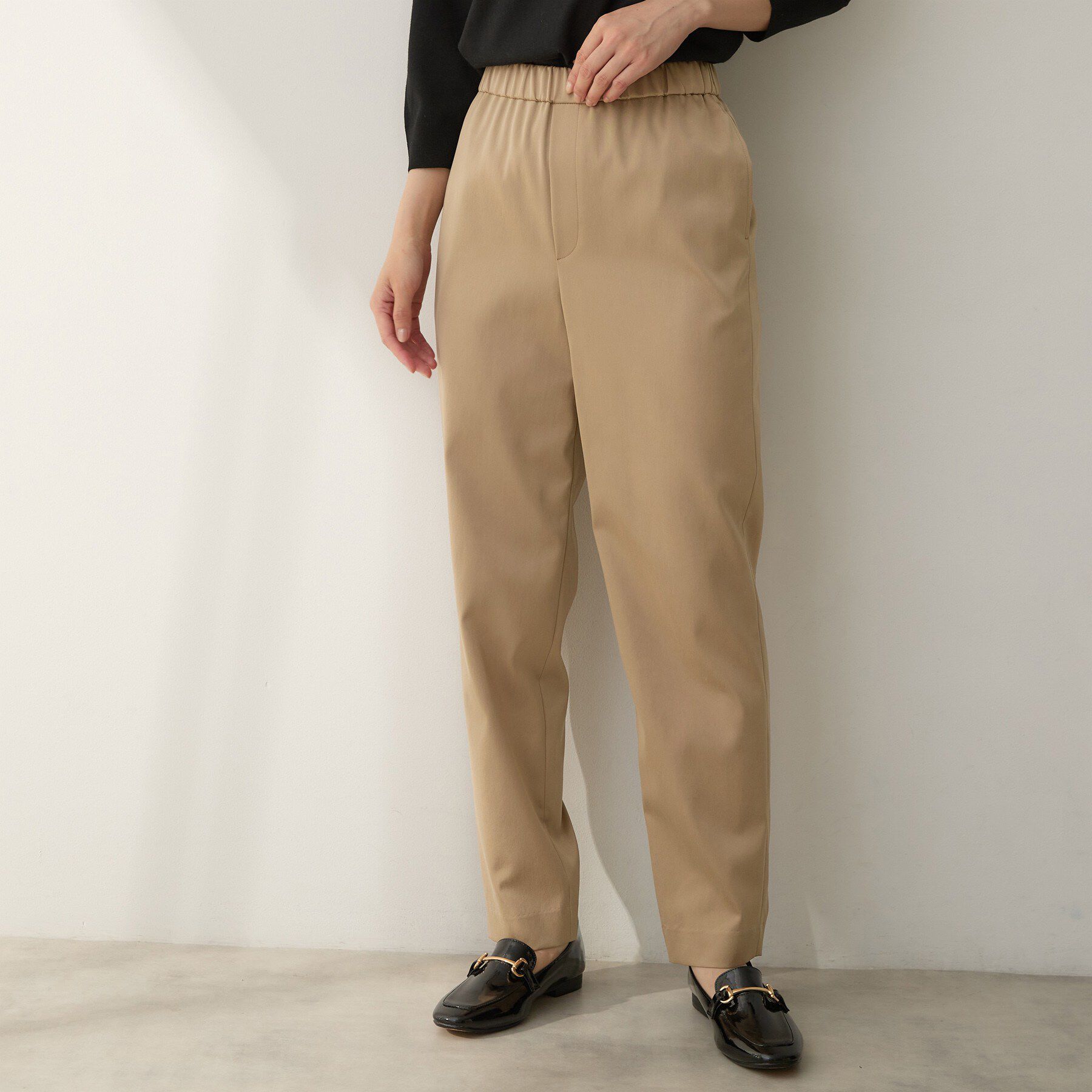 UNTITLED「【ウエストゴム】シャイニーキュプラテーパードパンツ」|その他|キャメルブラウン(0