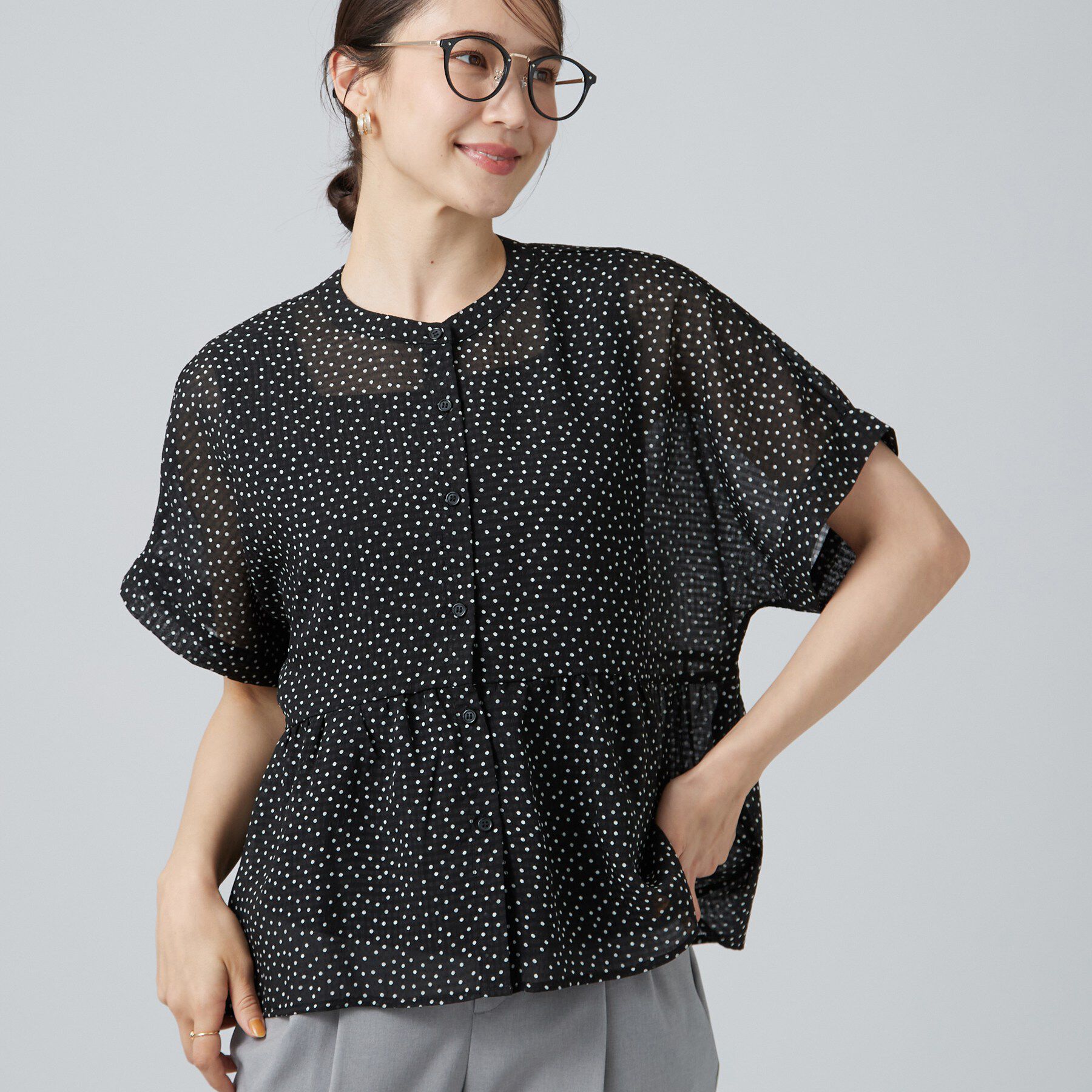 SHOO･LA･RUE「【体型カバー/洗濯機可】二の腕とお腹周りが隠せる シアーペプラムブラウス」|シャツ・ブラウス|ブラック(619)