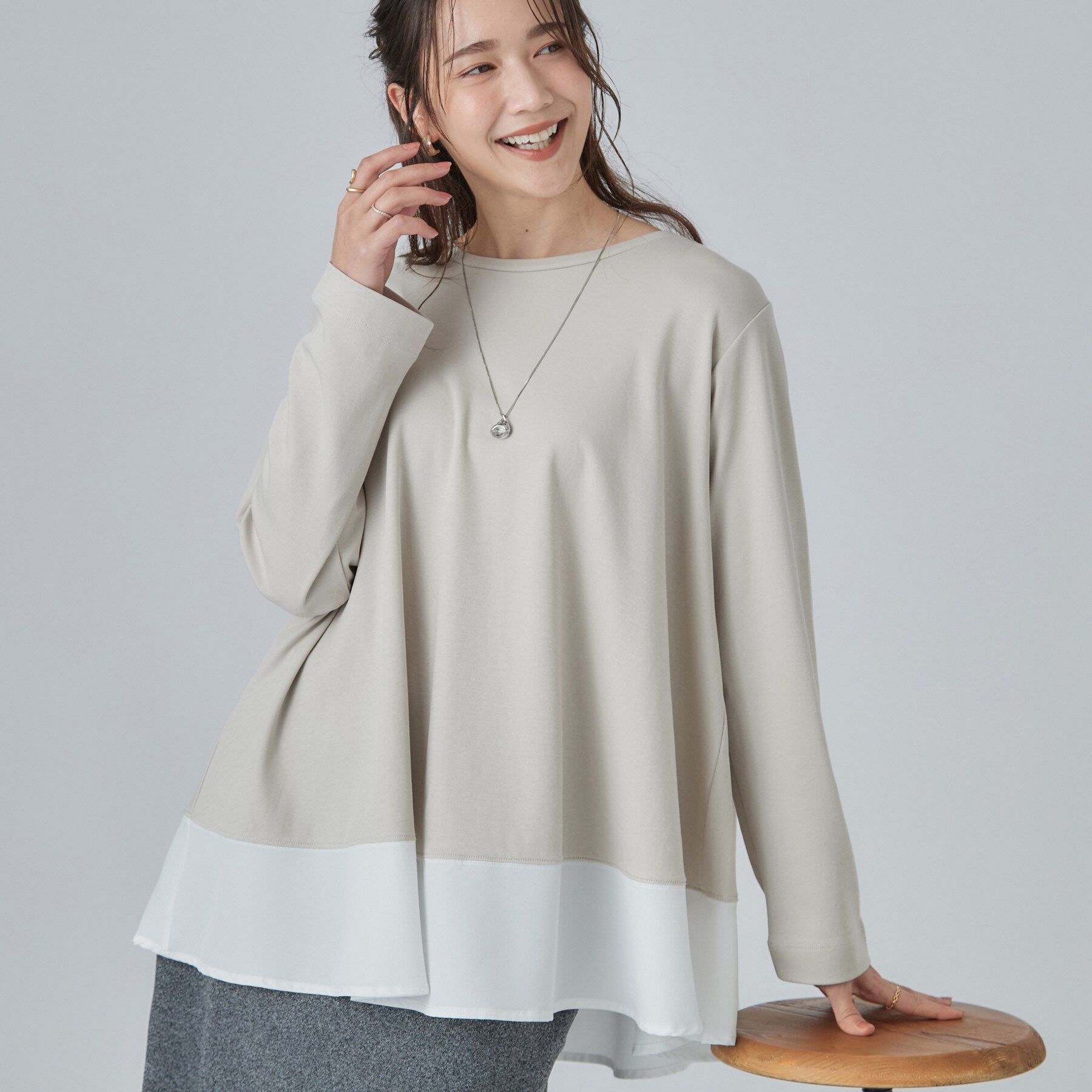 SHOO･LA･RUE「【S-LL/体型カバー】すっぽり隠れる 裾切り替えAライン長袖ゆるトップス」|Tシャツ・カットソー|グレージュ(550)
