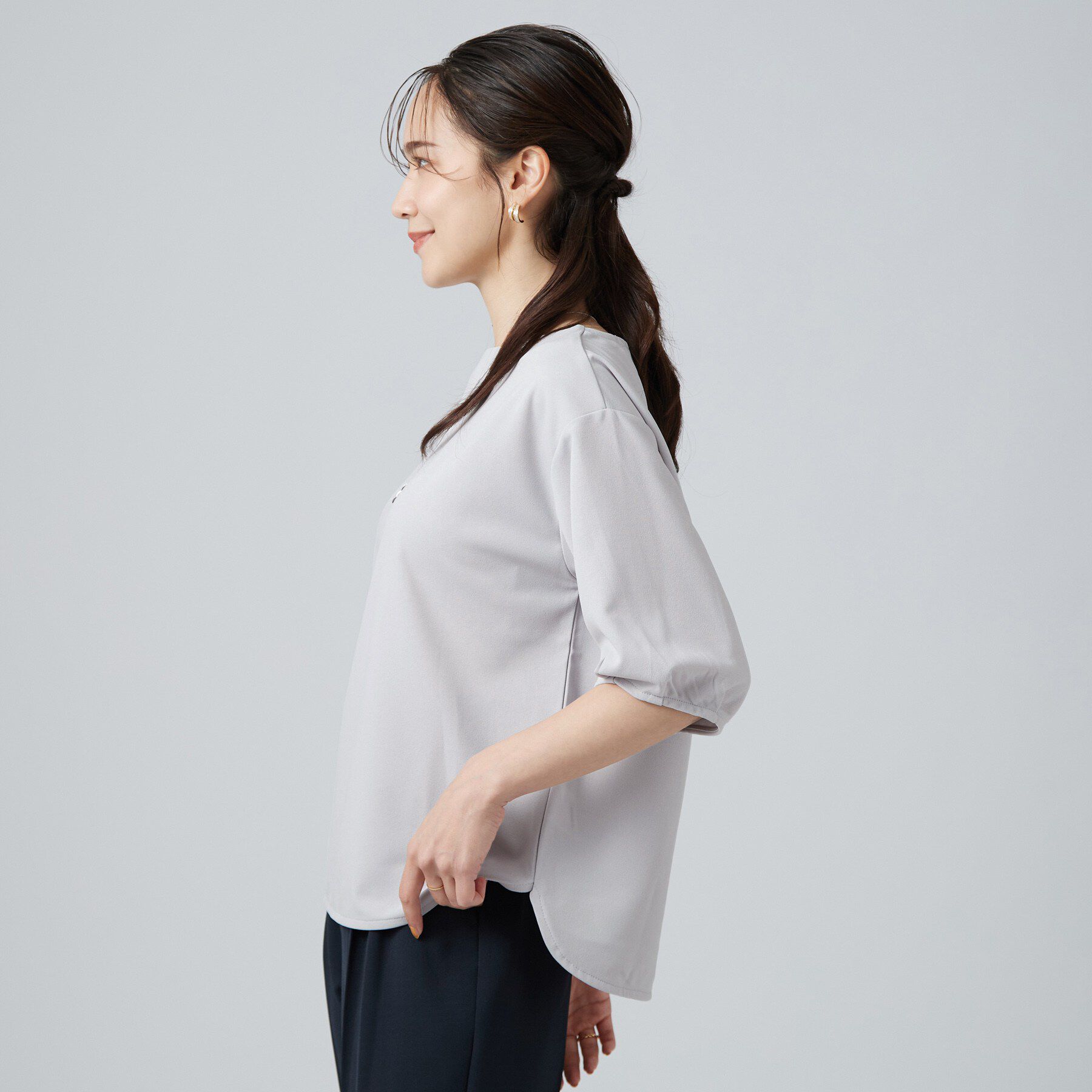 SHOO･LA･RUE「【2点セット/洗濯機可/S-LL】インせず着られる ネックレス付き 5分袖Ｔシャツ」|Tシャツ・カットソー|