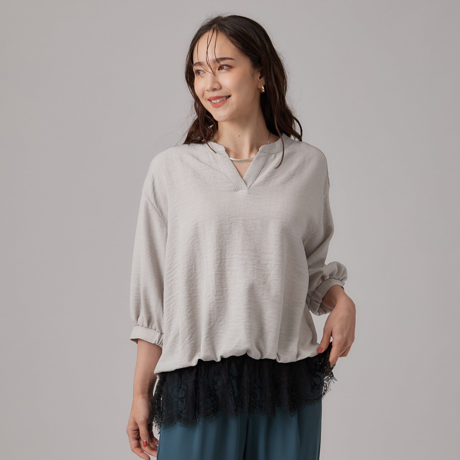 SHOO･LA･RUE「【S-LL】裾レースで女性らしさをプラス レイヤード風 タックスキッパーブラウス」|シャツ・ブラウス|