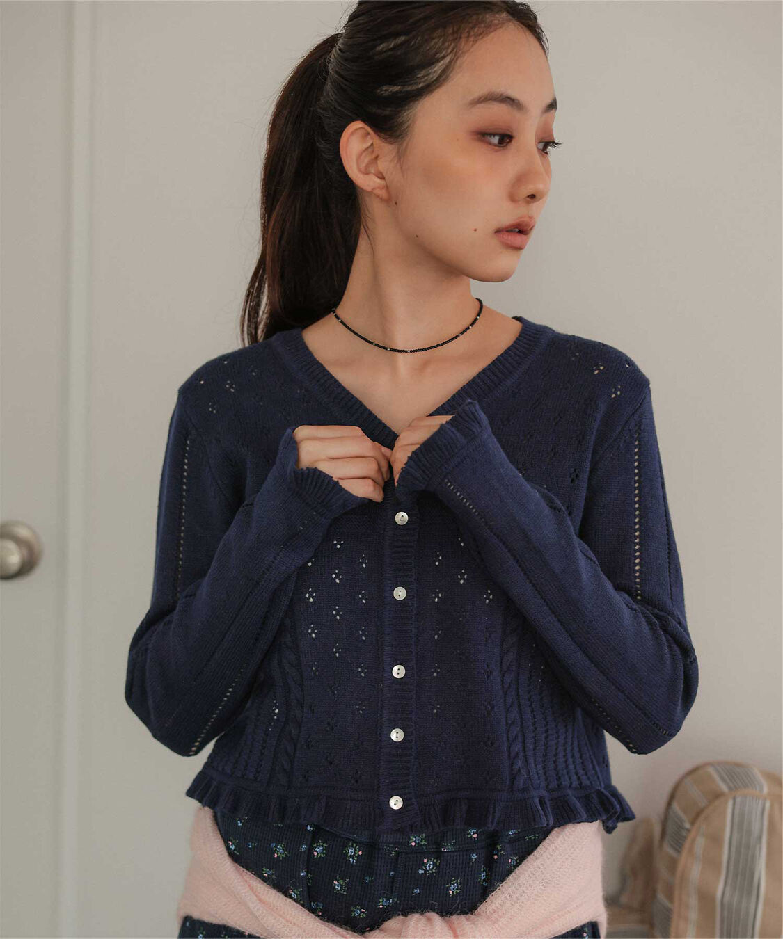miette「アイレット柄Vネックショートニットカーディガン」|ニット・セーター|ネイビー