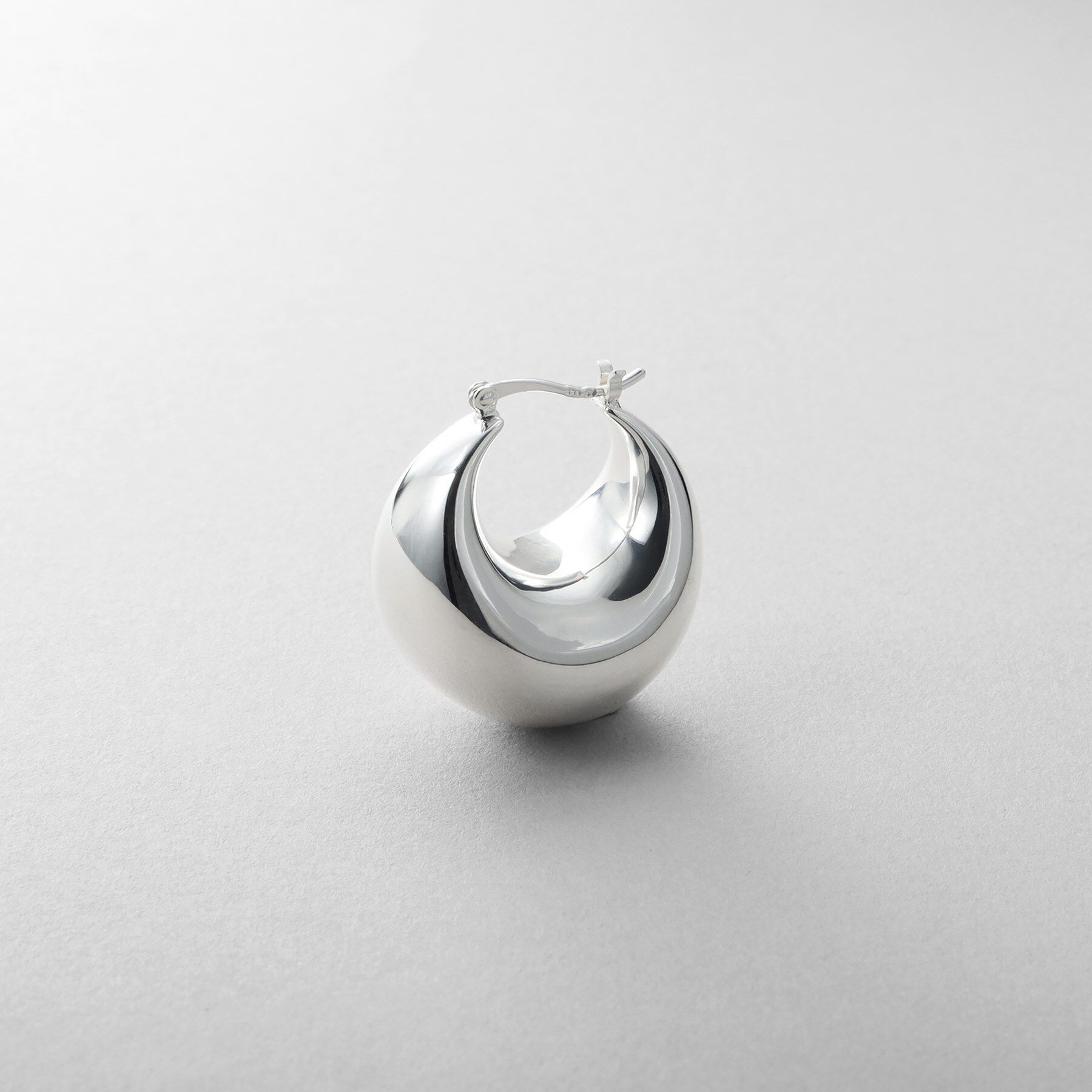 COCOSHNIK ONKITSCH「シルバー ホロウフープ バルブドロップピアス」|ピアス|