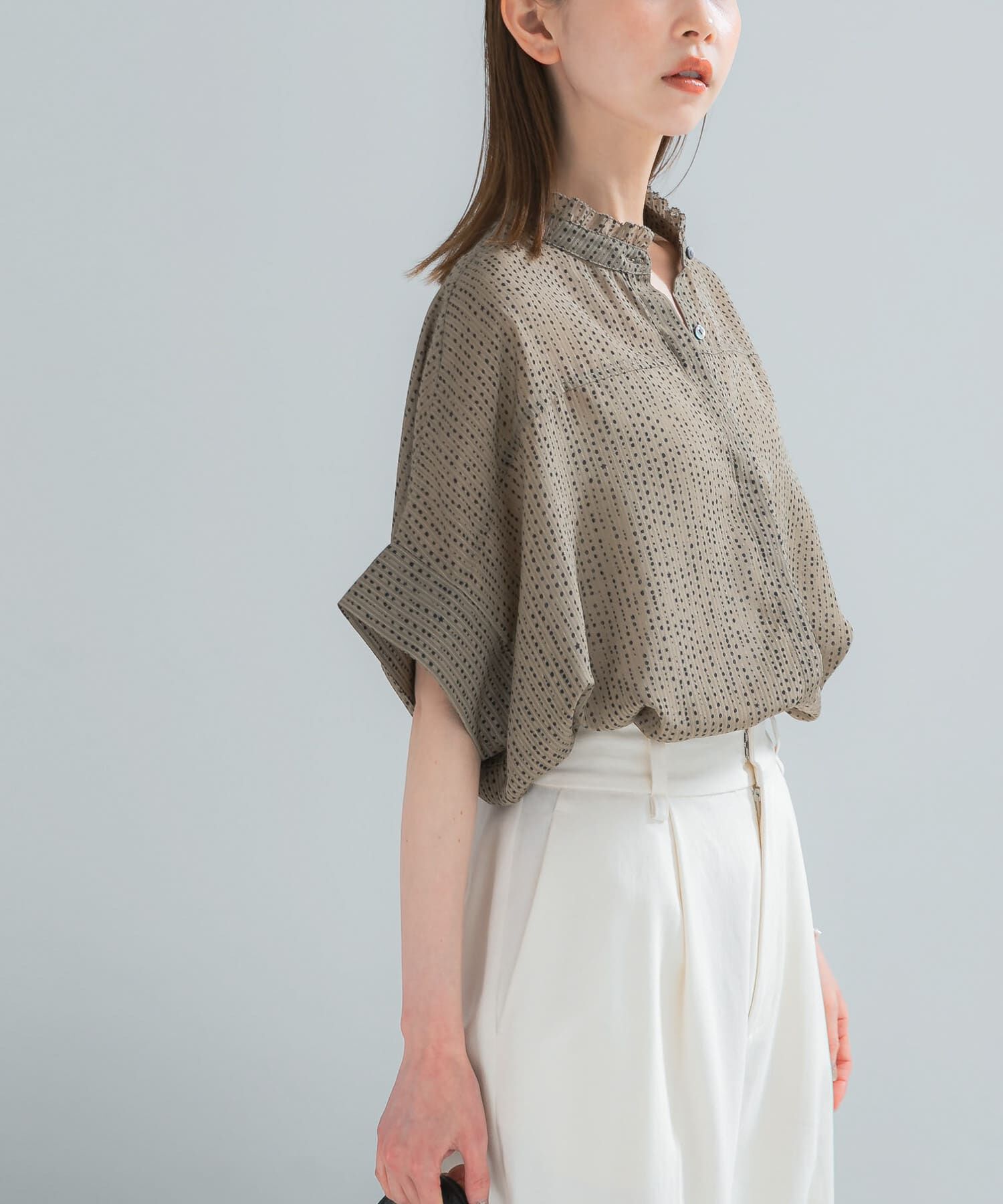URBAN RESEARCH ROSSO「『WEB/一部店舗限定』ウォッシャブルドットフリルネックブラウス」|シャツ・ブラウス|