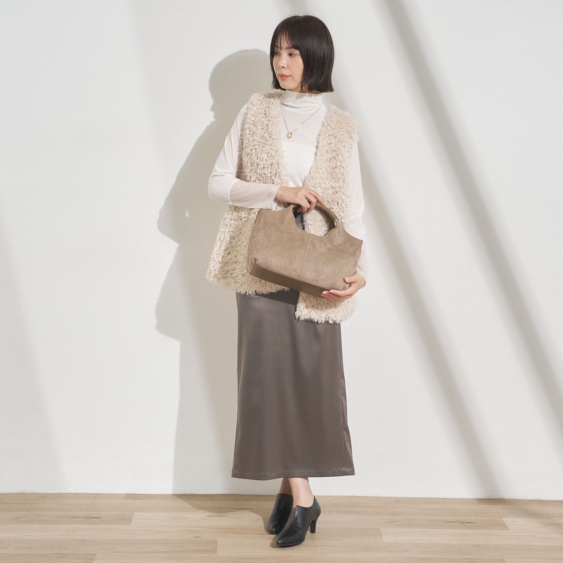 INDIVI「【合皮／ショルダー付】スエード調ミドルバッグ」|ハンドバッグ|